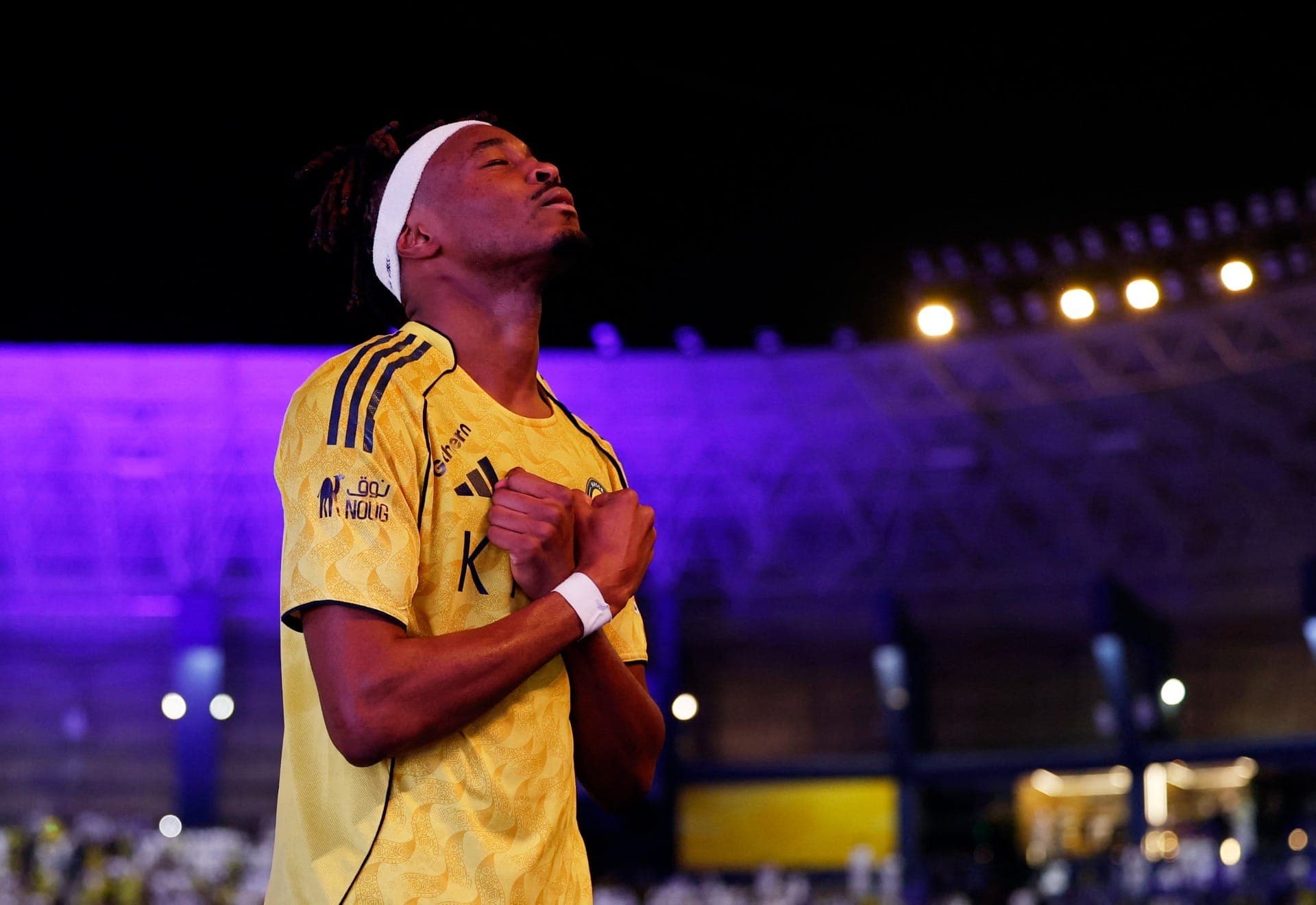 Simakan comemora o gol do Al Nassr sobre o Al Hilal