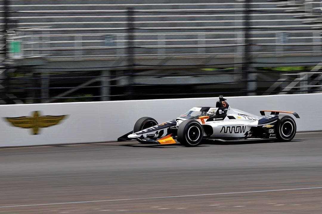 Pato O’Ward supera Helio Castroneves e lidera quinta-feira de treinos em Indianápolis