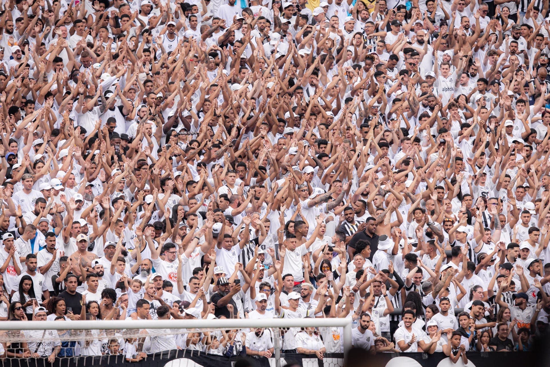 Torcida do Santos contra o Bragantino na Arena Corinthians