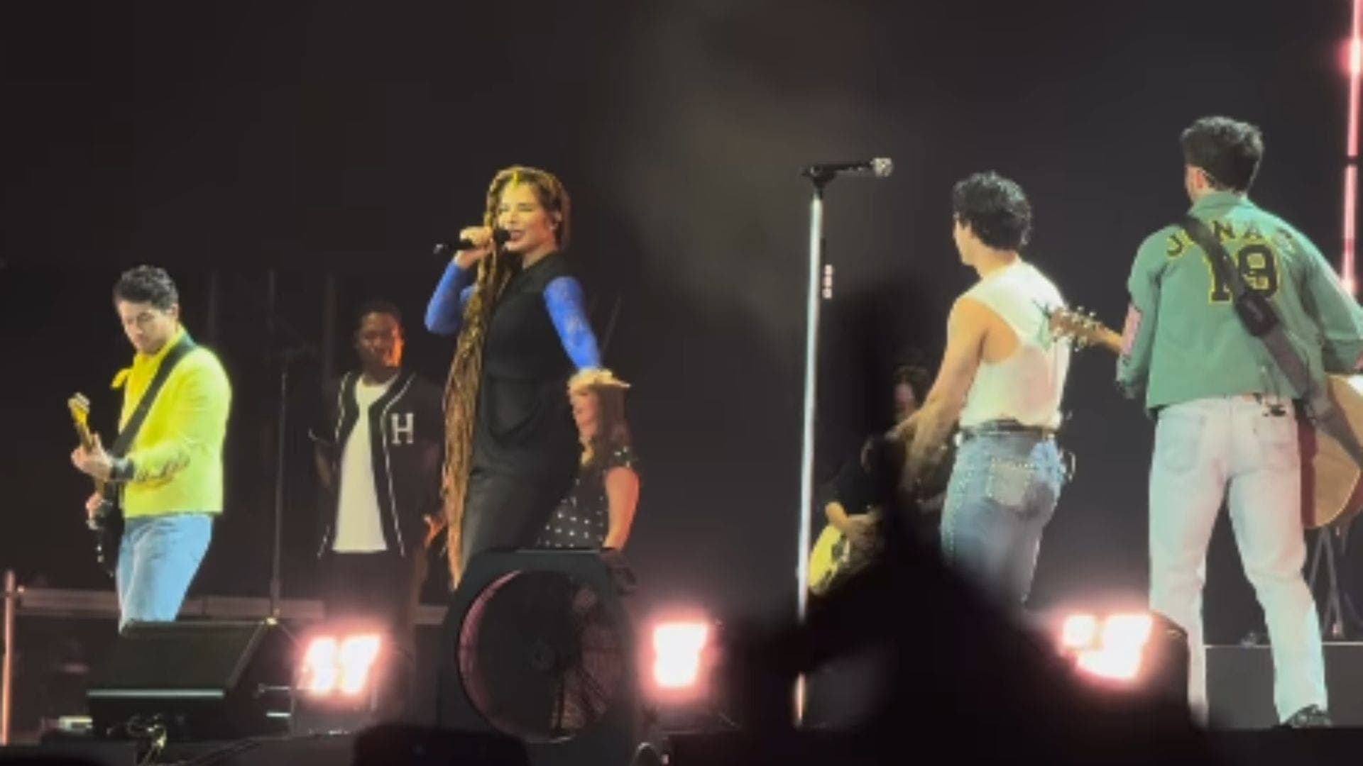 Vanessa da Mata com Jonas Brothers