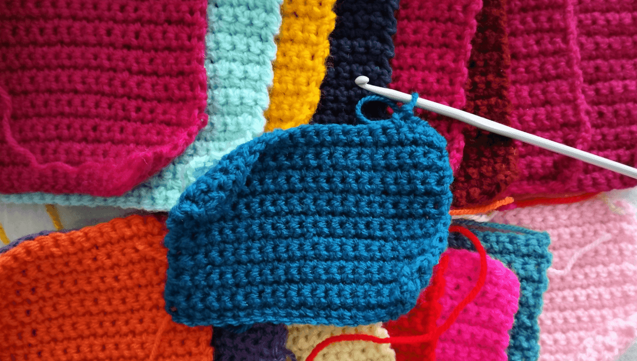 Crochê é uma técnica de artesanato que utiliza apenas uma agulha com um gancho na ponta para entrelaçar fios