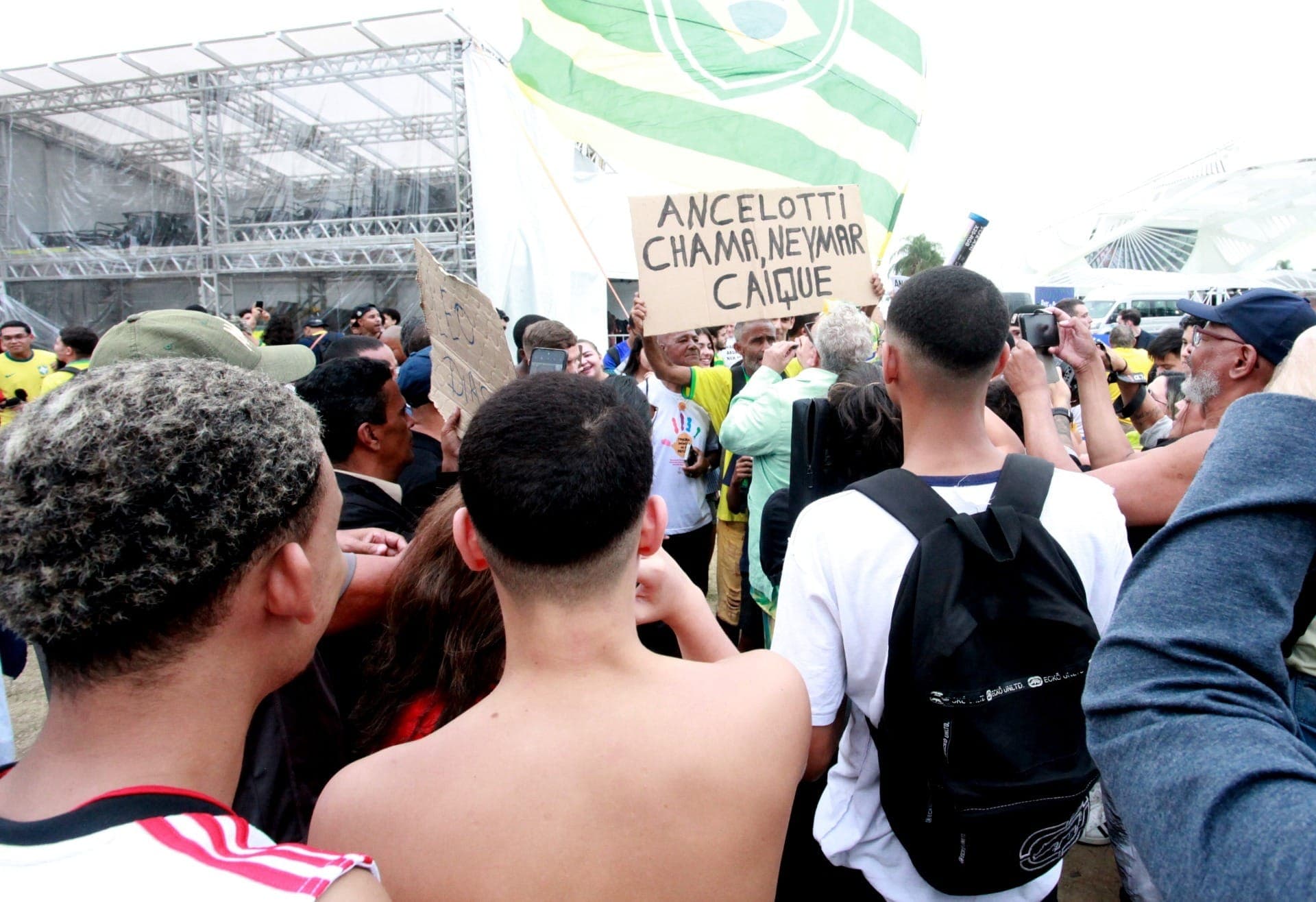 Torcedores pedem Neymar na Copa diante do Museu do Amanhã, no Rio