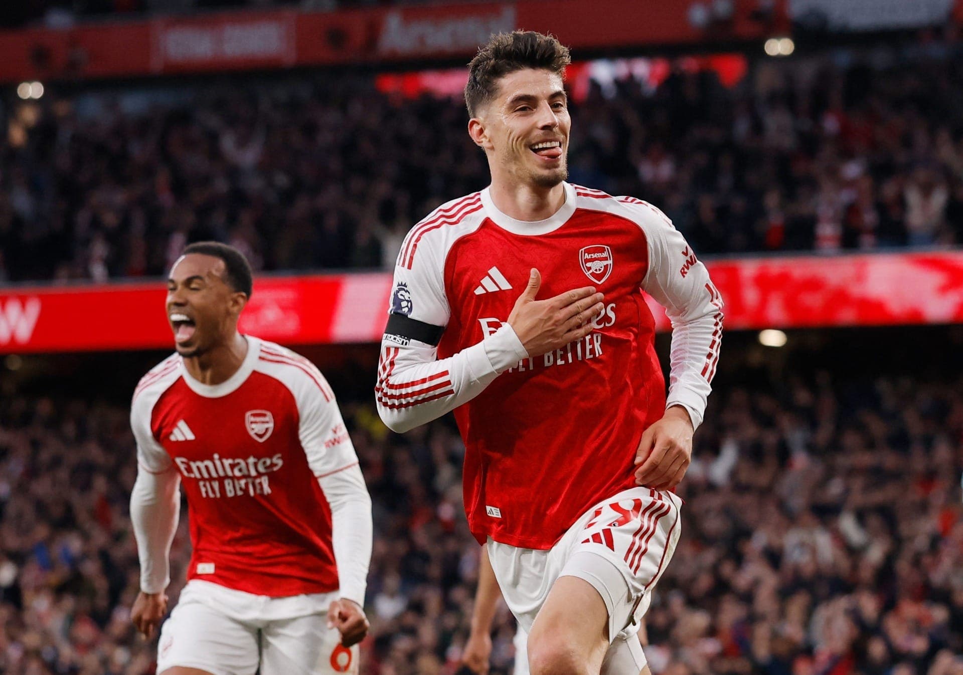 Gabriel Magalhães (fundo) e Kai Havertz comemoram gol do Arsenal