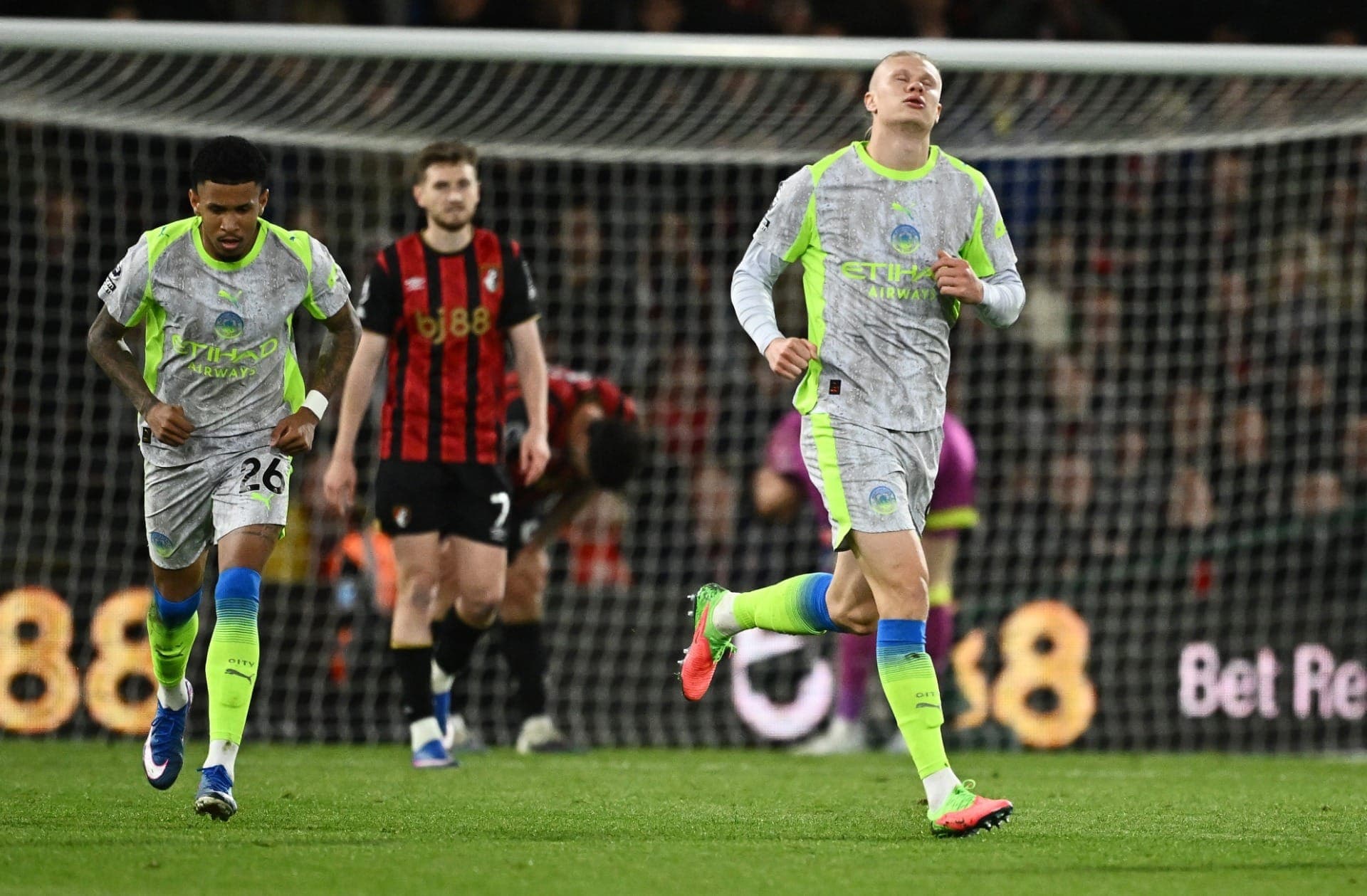 Haaland e Savinho têm comemoração discreta em gol do City contra Bournemouth