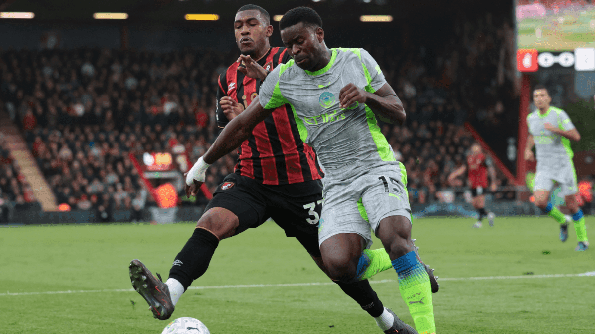 Rayan disputa bola em empate do Bournemouth com Manchester City