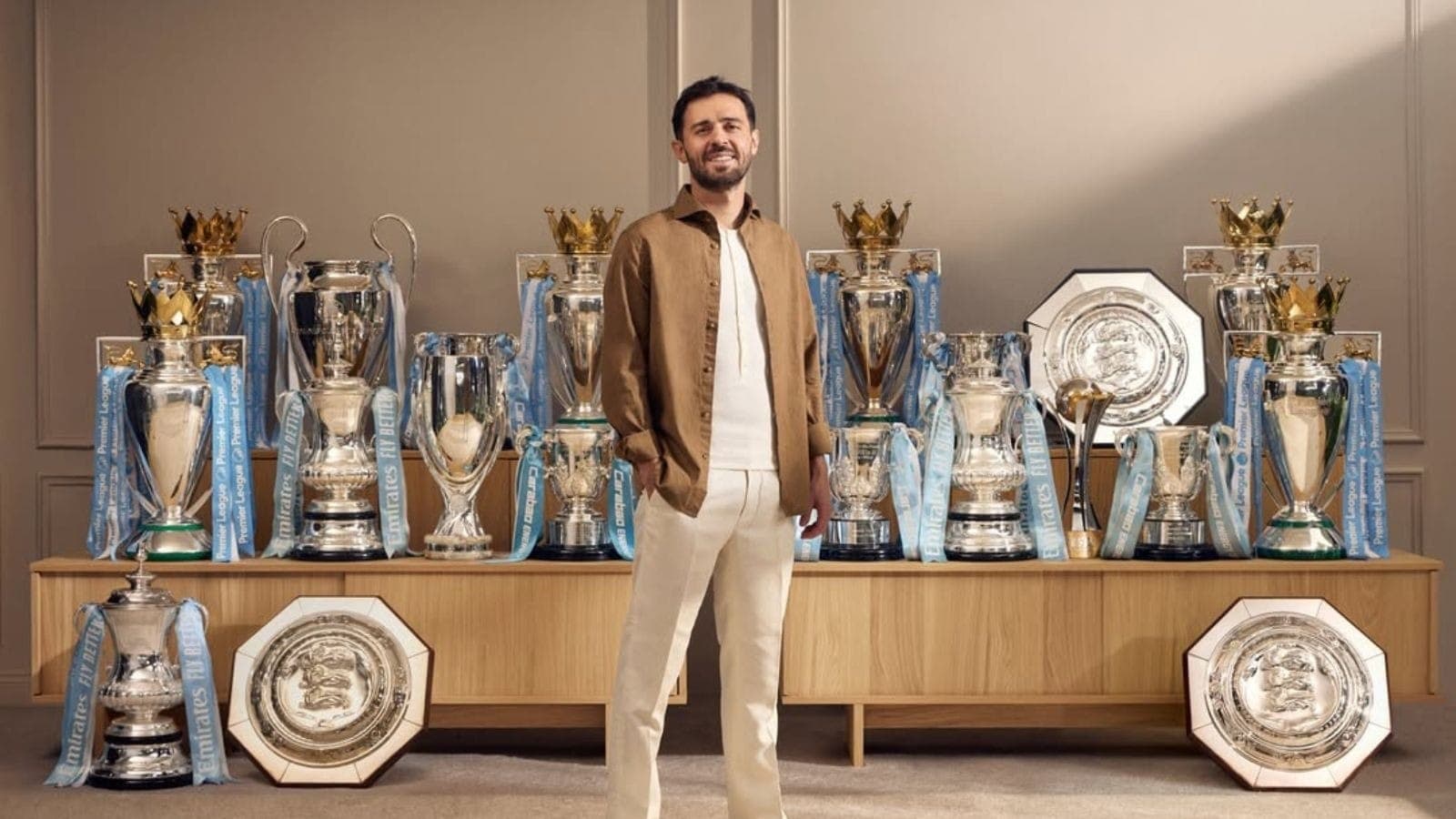 Bernardo Silva com as taças que conquistou pelo City