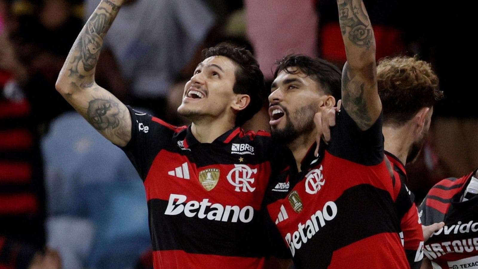 Pedro comemora gol do Flamengo com Paquetá