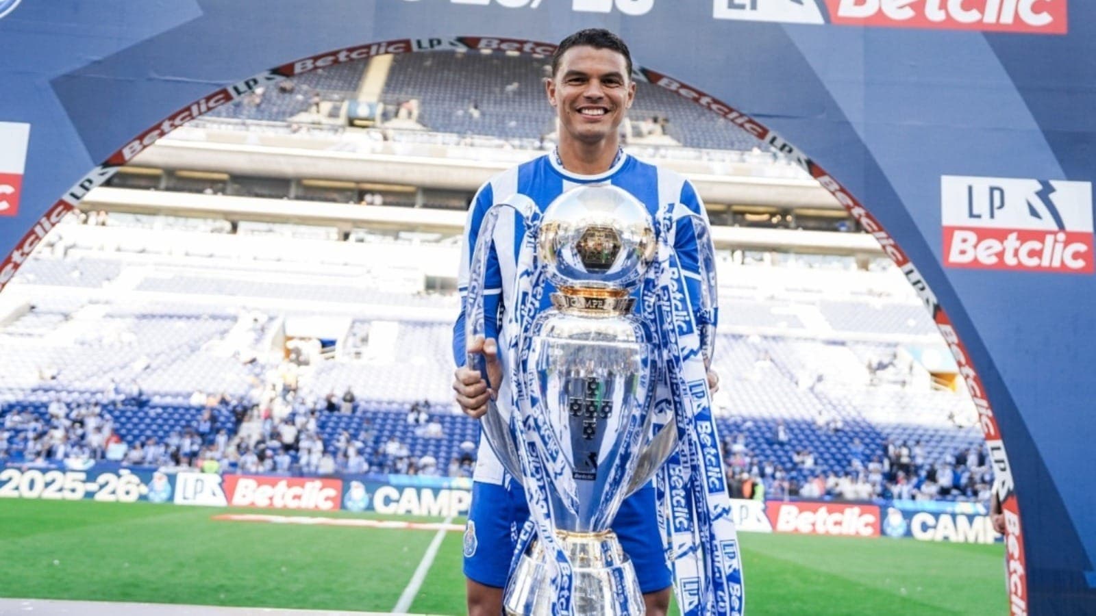 Zagueiro encerra segunda passagem pelo clube após ser campeão português