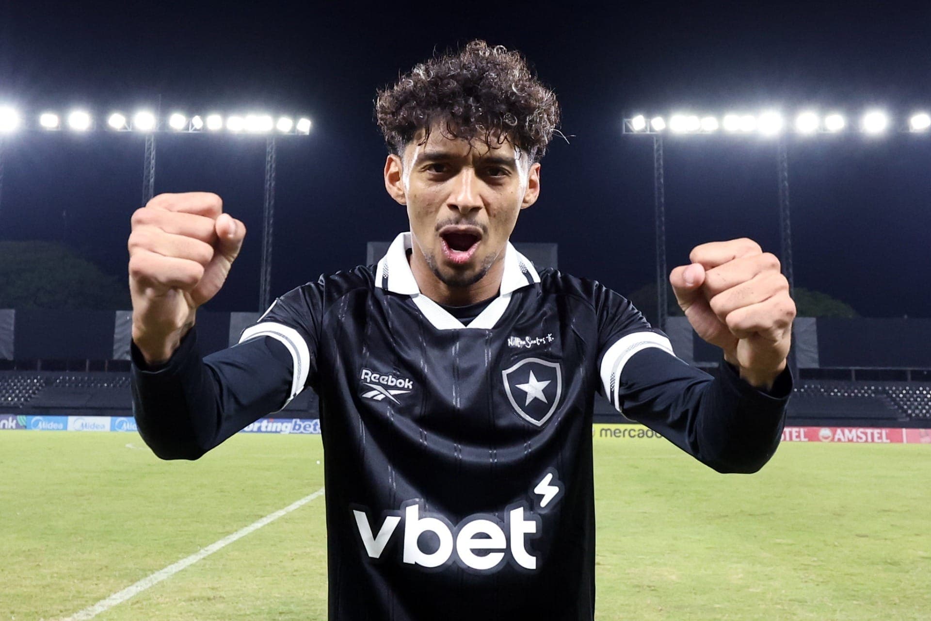 Medina comemora gol pelo Botafogo
