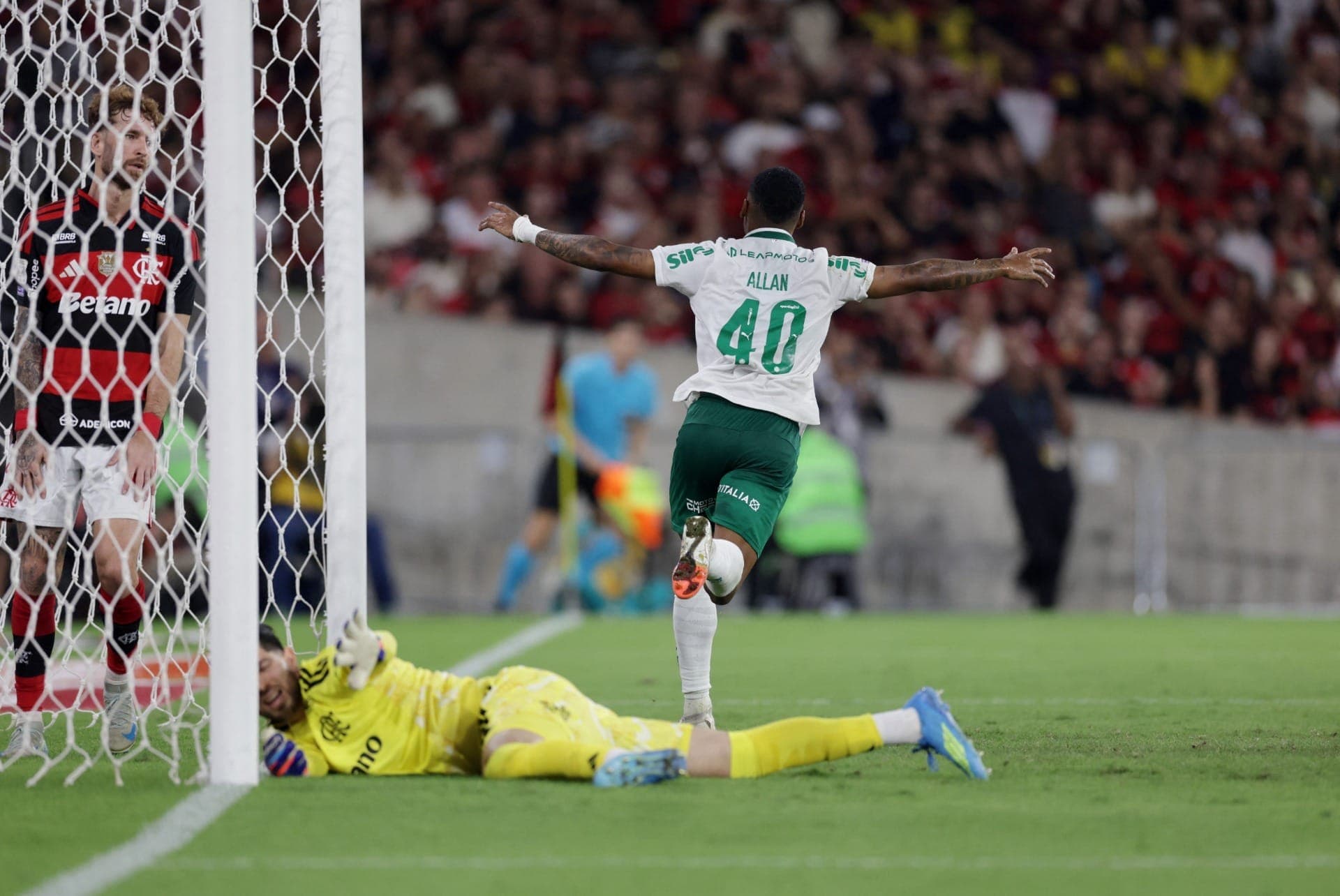 Allan comemora gol contra o Flamengo no Maracanã