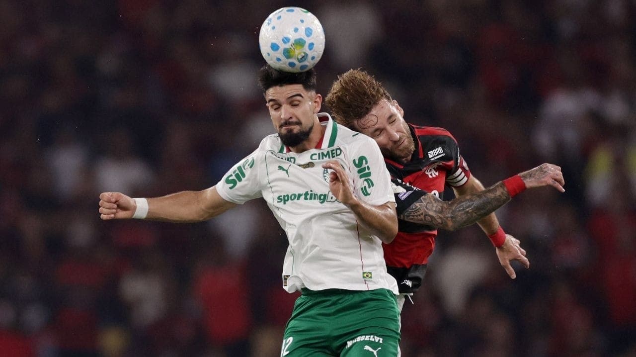 Flamengo x Palmeiras: Flaco López em disputa com Léo Pereira