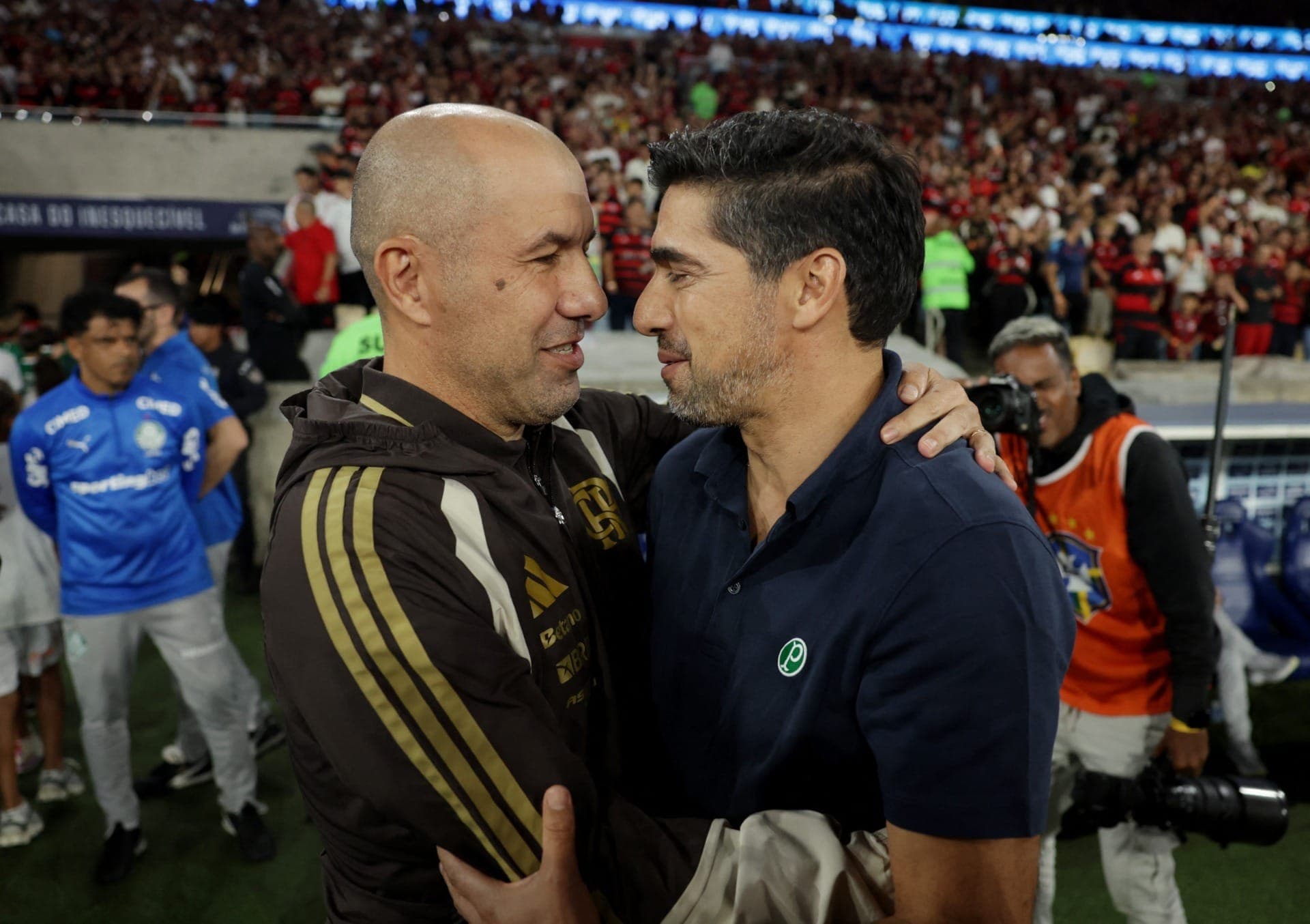 Leonardo Jardim e Abel Ferreira se cumprimentam em Flamengo x Palmeiras pelo Brasileirão