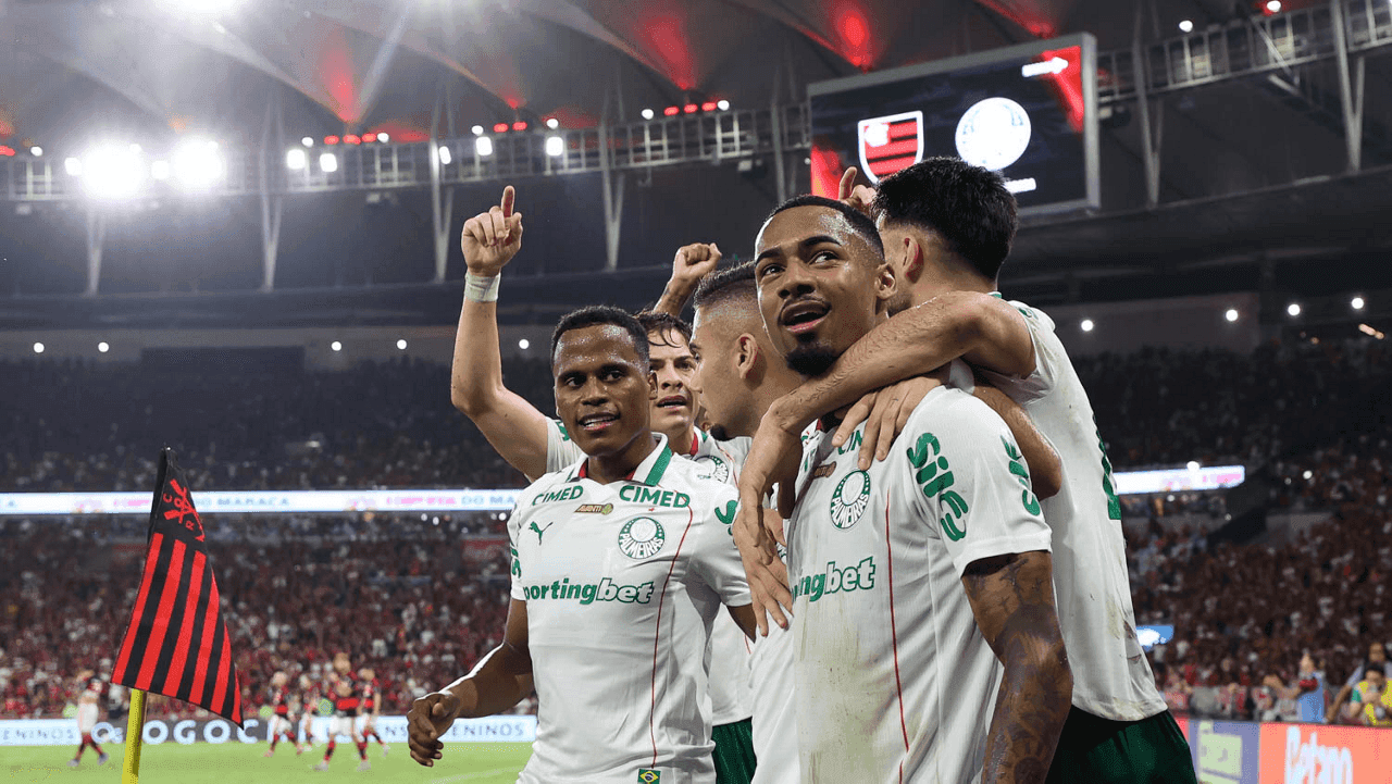Palmeiras comemora gol de Allan contra o Flamengo