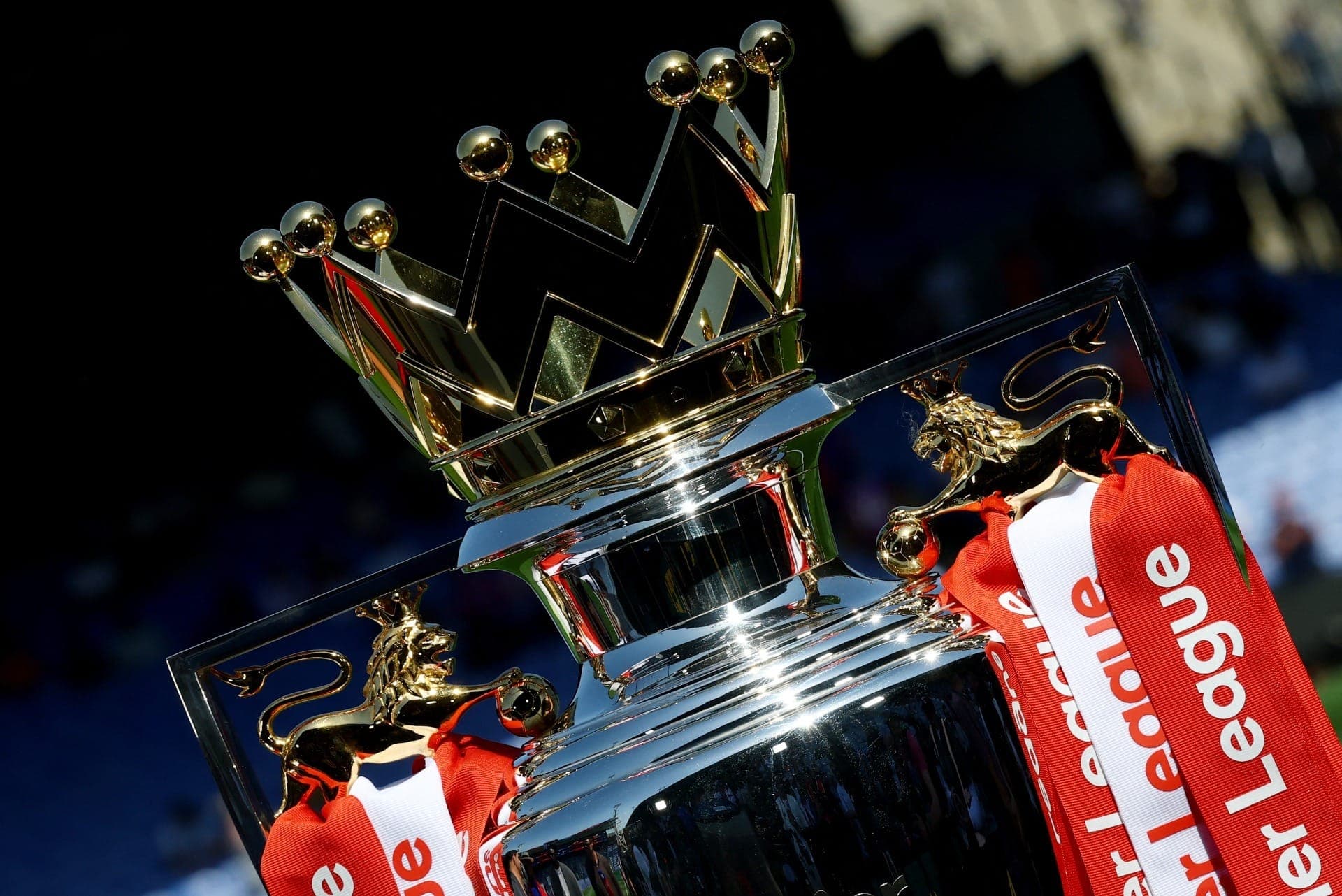 Arsenal recebe taça da Premier League