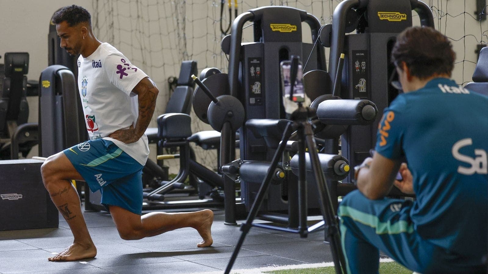 Danilo foi ausência no treino da Seleção Brasiileira
