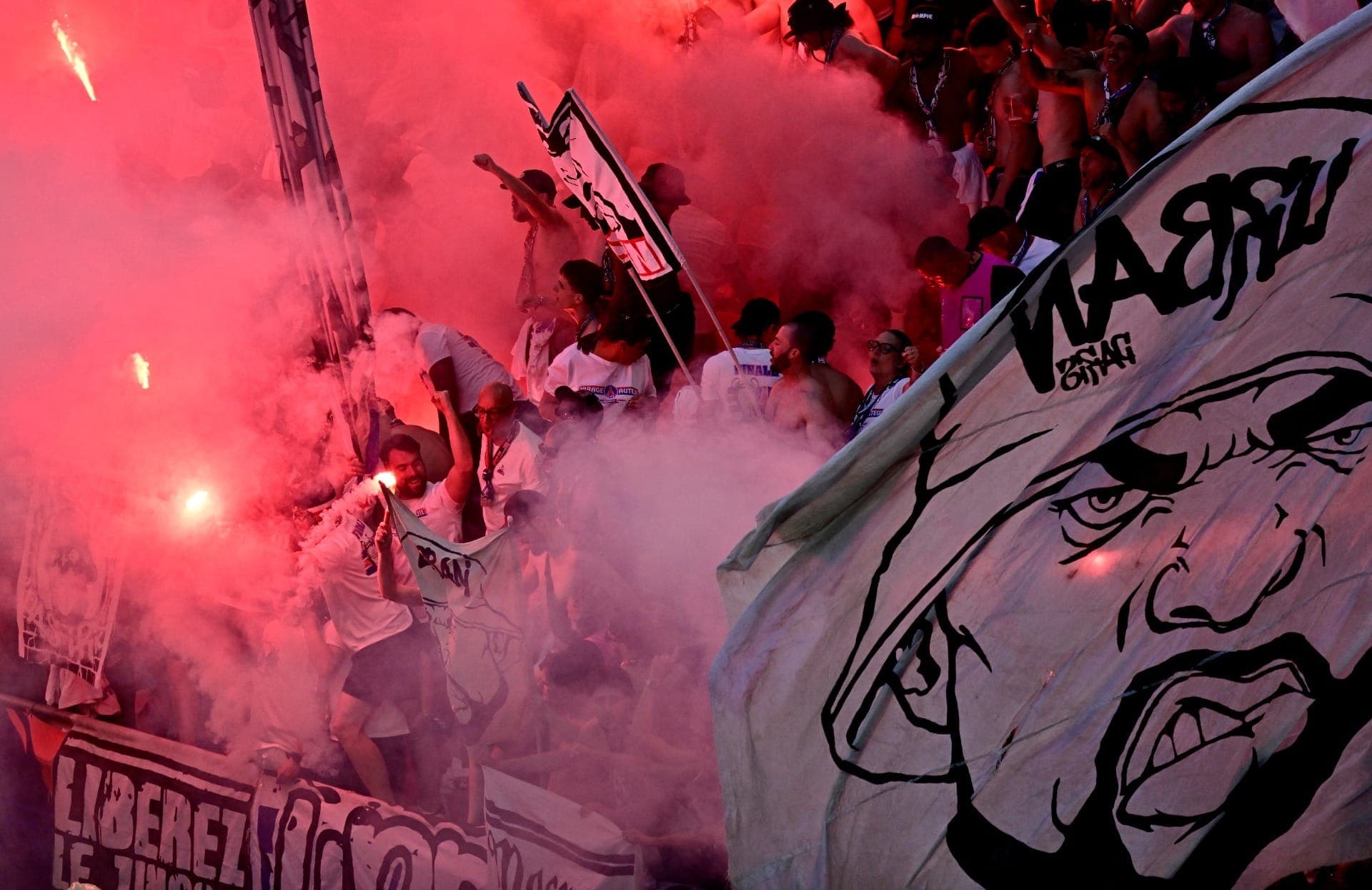 A torcida do PSG acendeu sinalizadores depois do gol