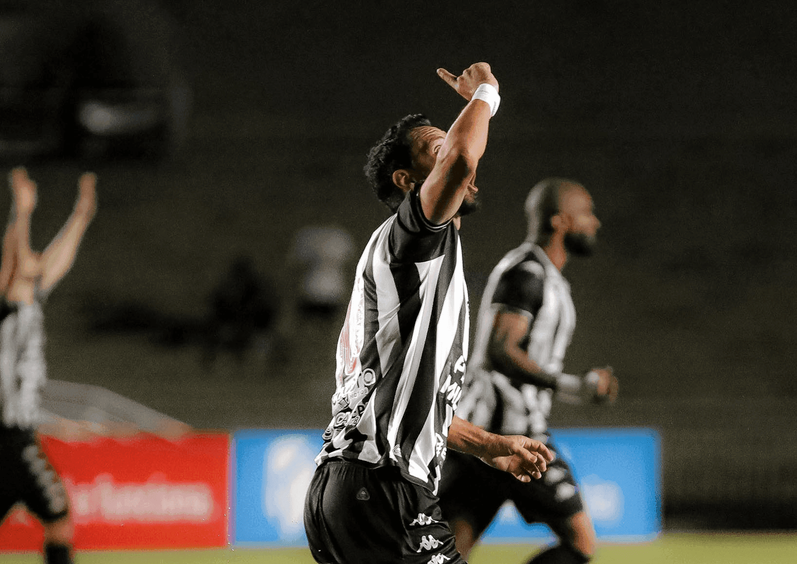 Nenê comemora gol do Botafogo-PB