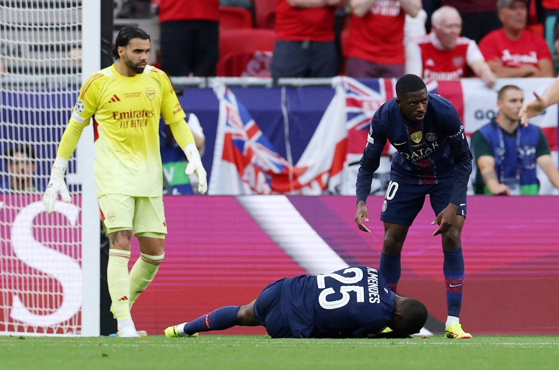 Nuno Mendes cai na área do Arsenal; golerio David Raya e Ousmane Dembélé falam com o português