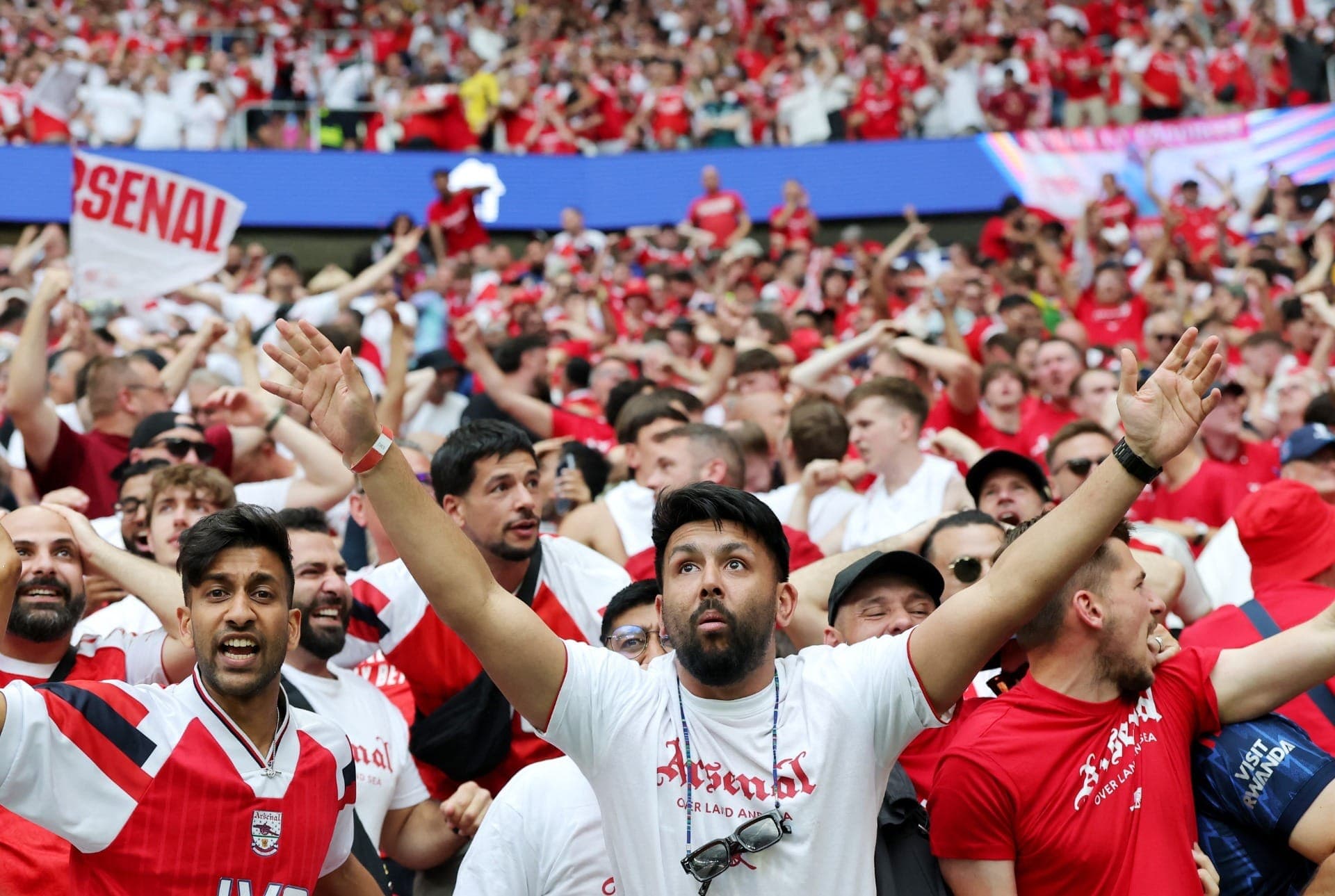 Torcedores do Arsenal comemoram após Kai Havertz marcar o primeiro gol