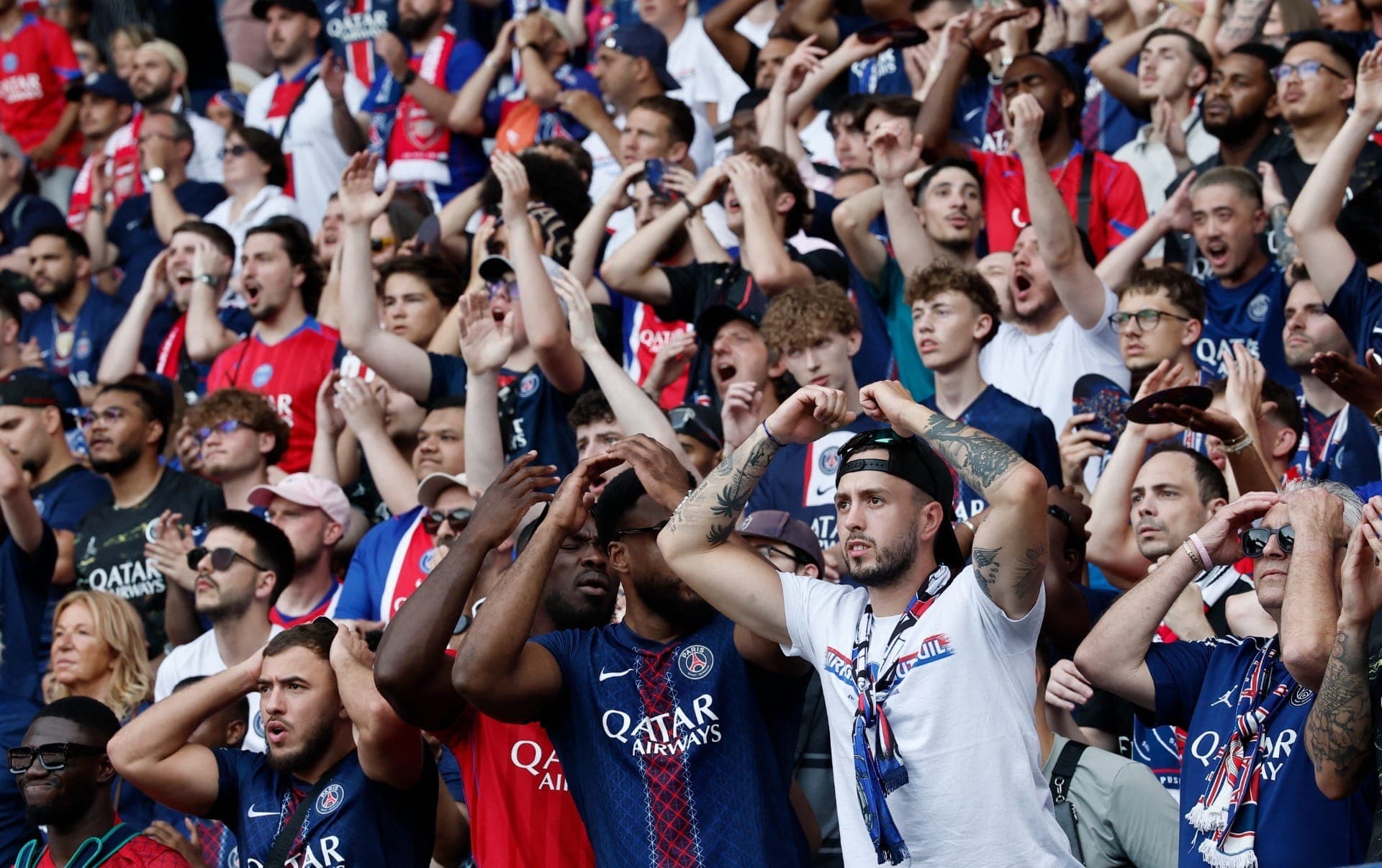 Torcedores do Paris Saint-Germain assistem à final no Parque dos Príncipes, em Paris (França)