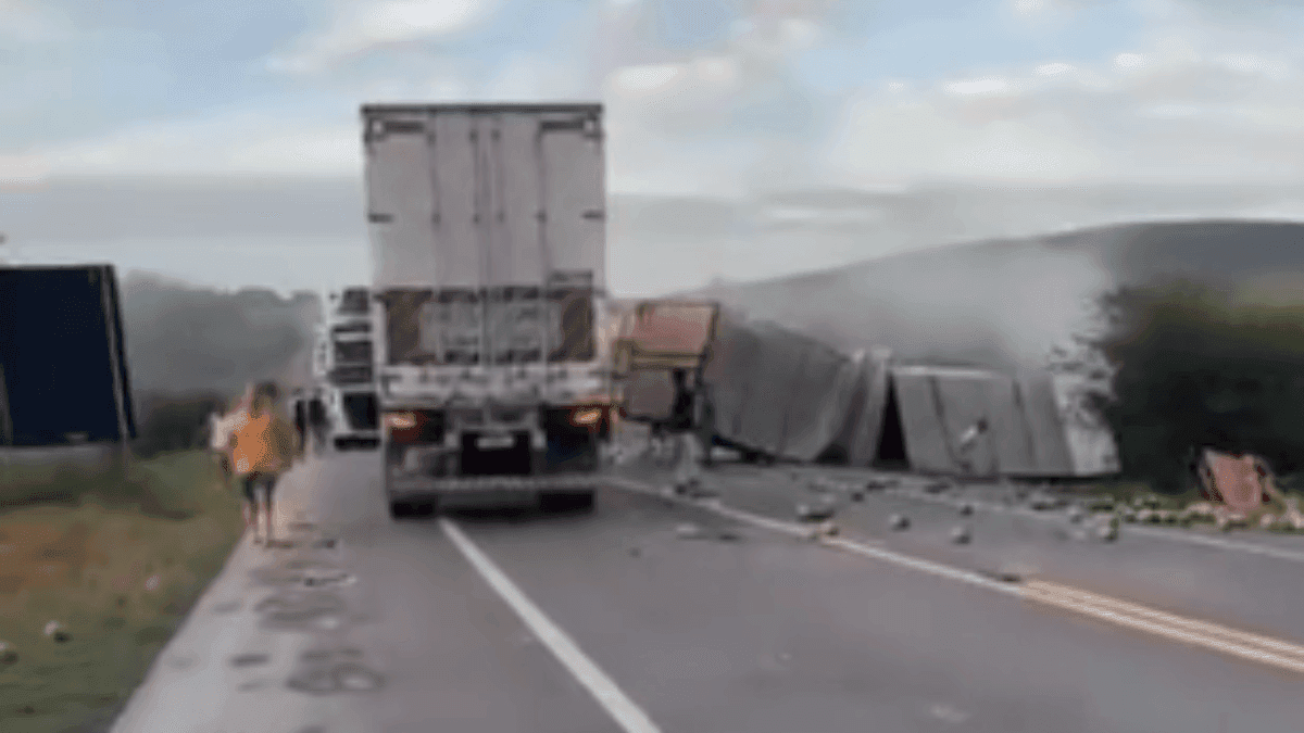 Acidente entre caminhão e van deixa mortos na BR-116, na Bahia