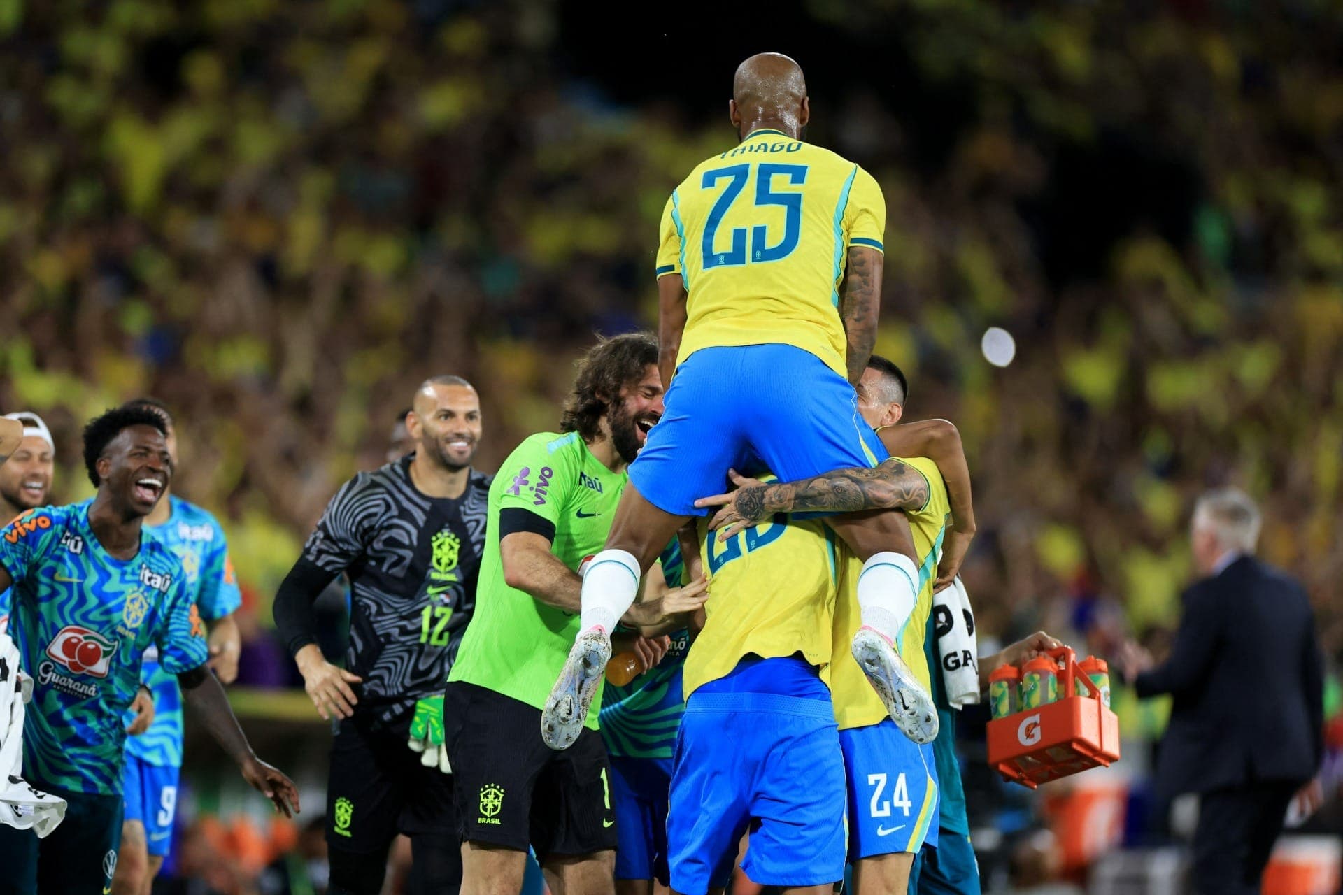 Jogadores da Seleção Brasileira celebram gol de Rayan