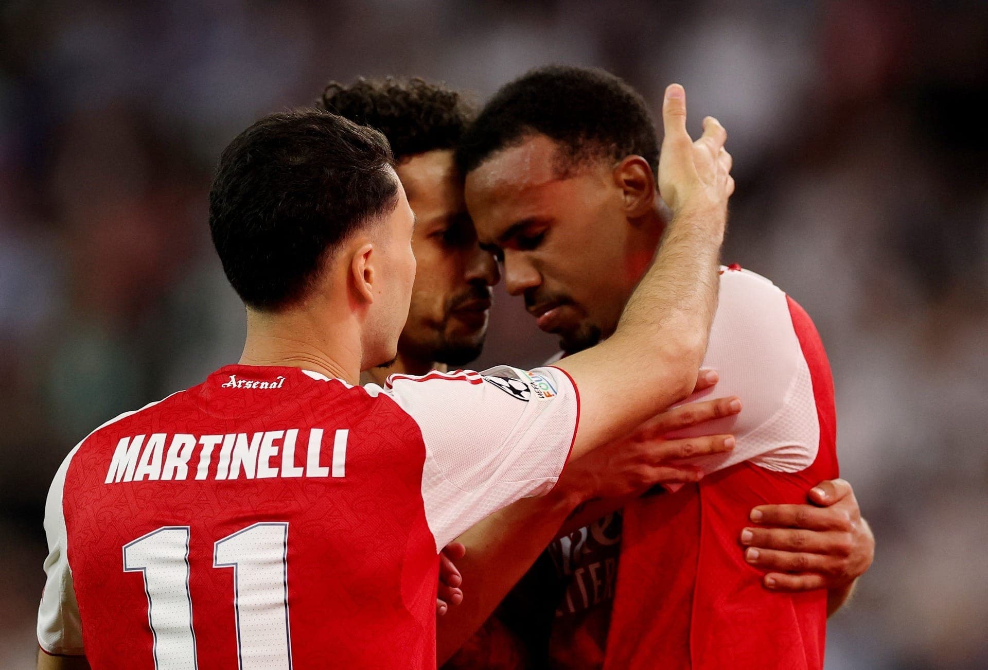 Marquinhos e Gabriel Martinelli consolam Gabriel Magal