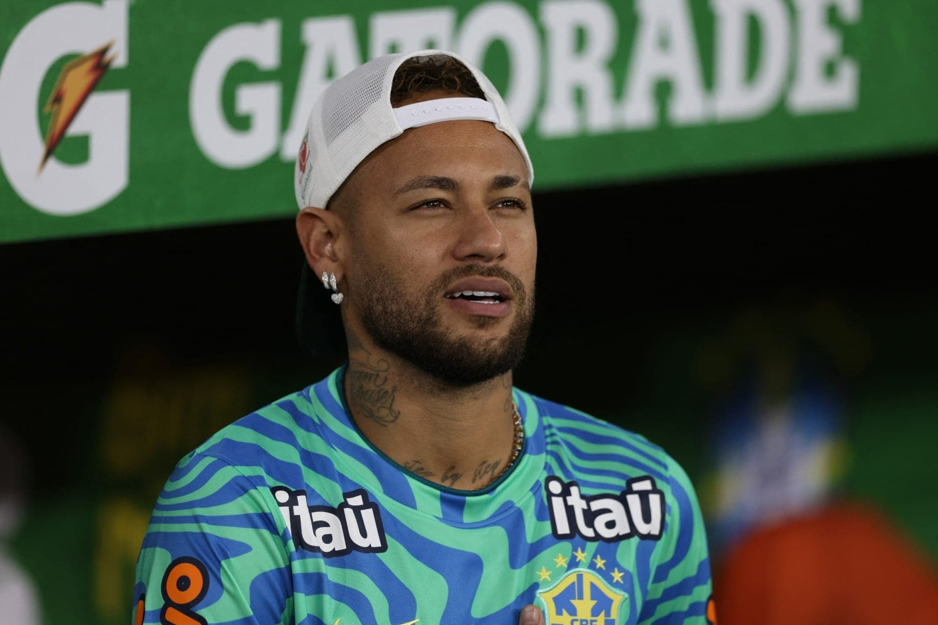 Mesmo sem jogar, Neymar esteve com a equipe no gramado do Maracanã