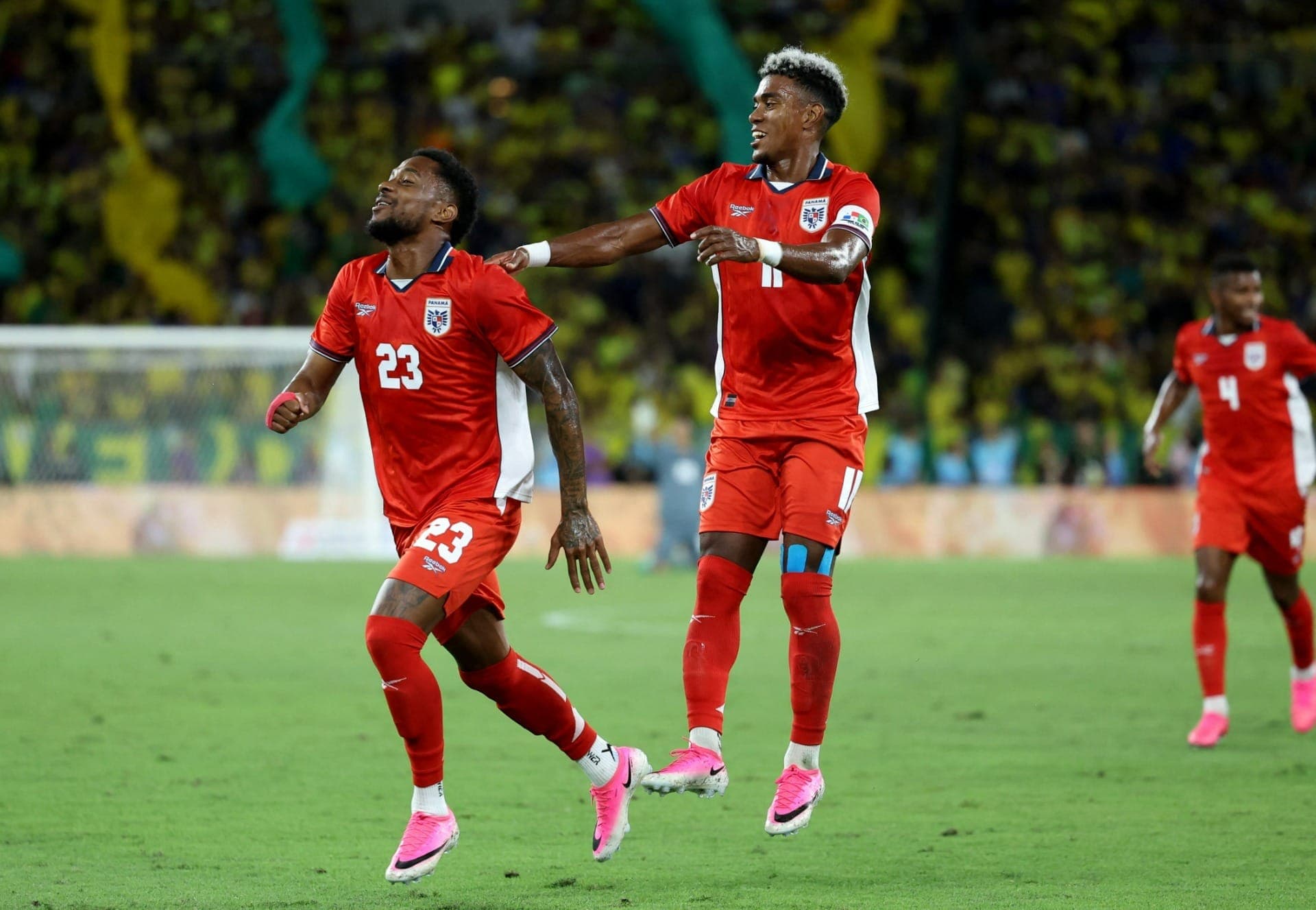 Panamá celebra gol contra o Brasil no Maracanã
