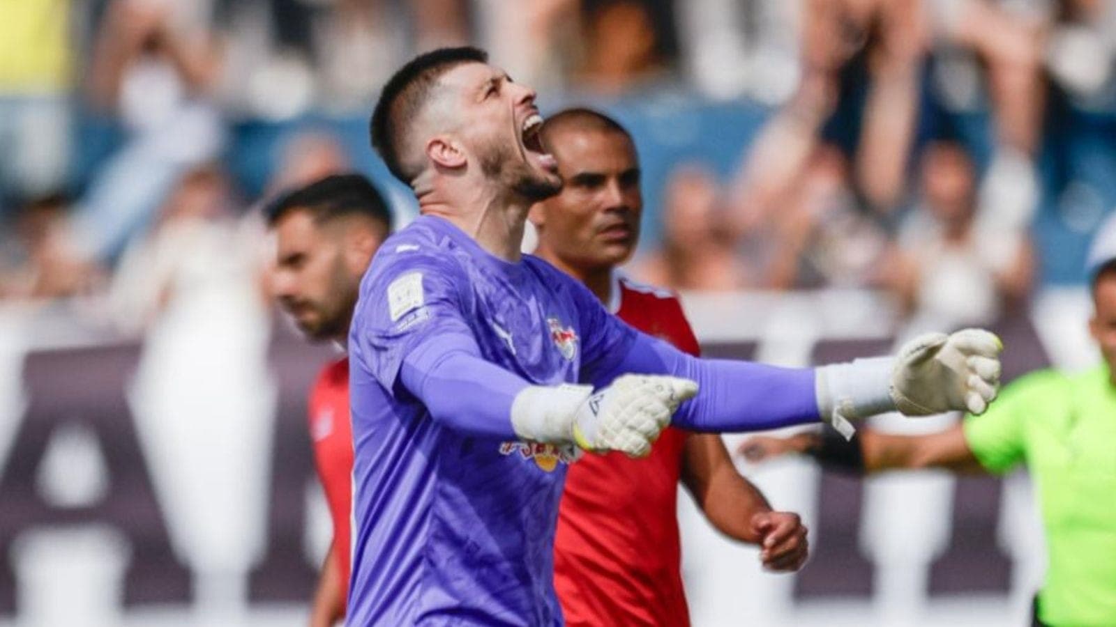 Tiago Volpi, goleiro do Bragantino, comemora gol contra o Inter