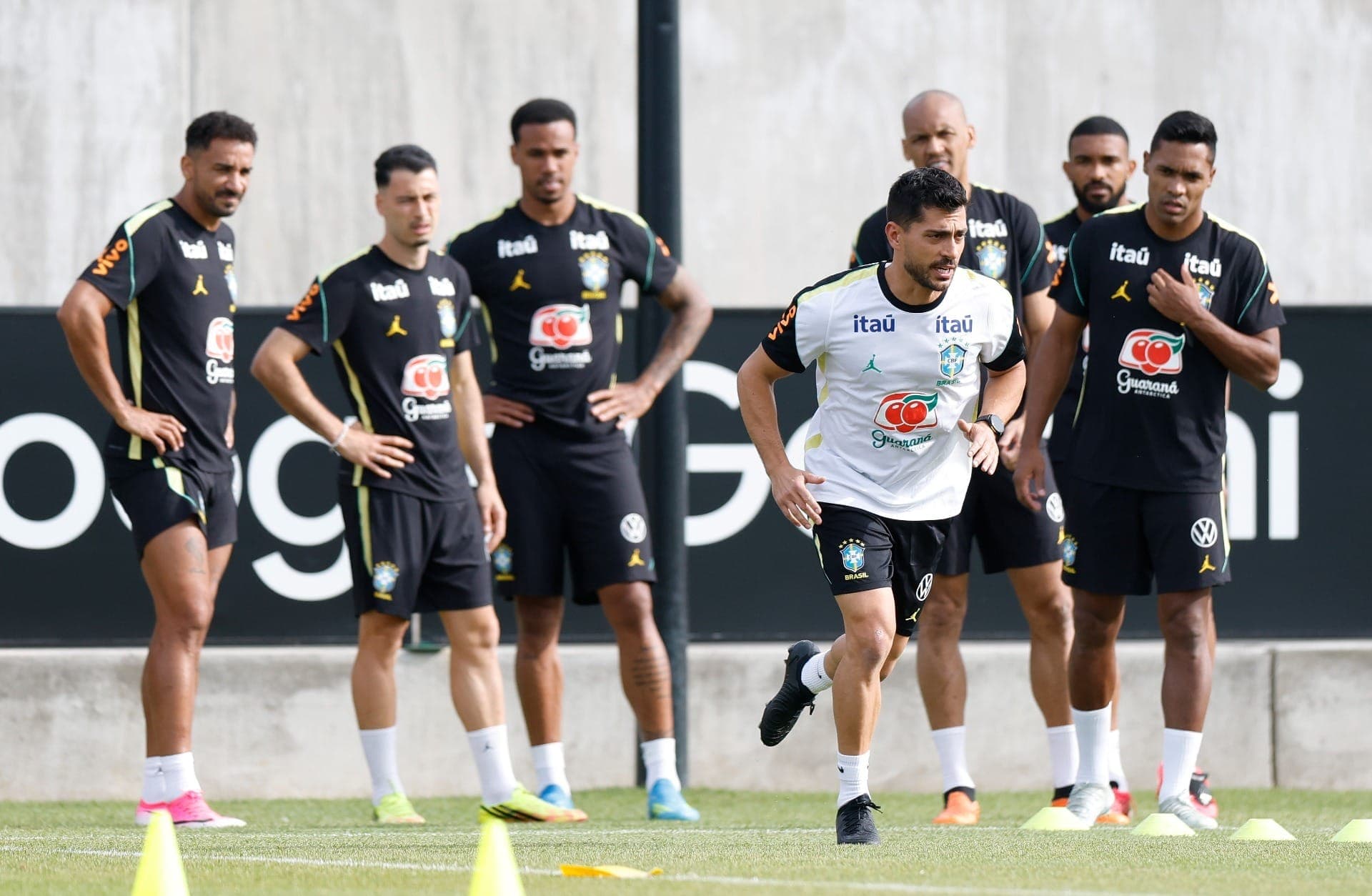 Seleção realiza primeiro treino nos EUA, de olho na estreia da Copa do Mundo