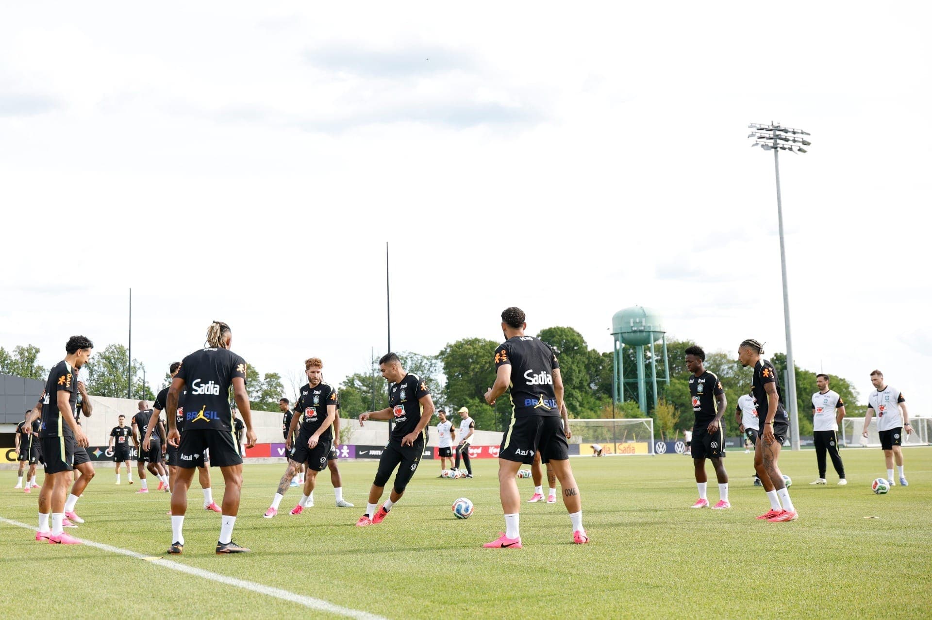 Seleção realiza primeiro treino nos EUA, de olho na estreia da Copa do Mundo