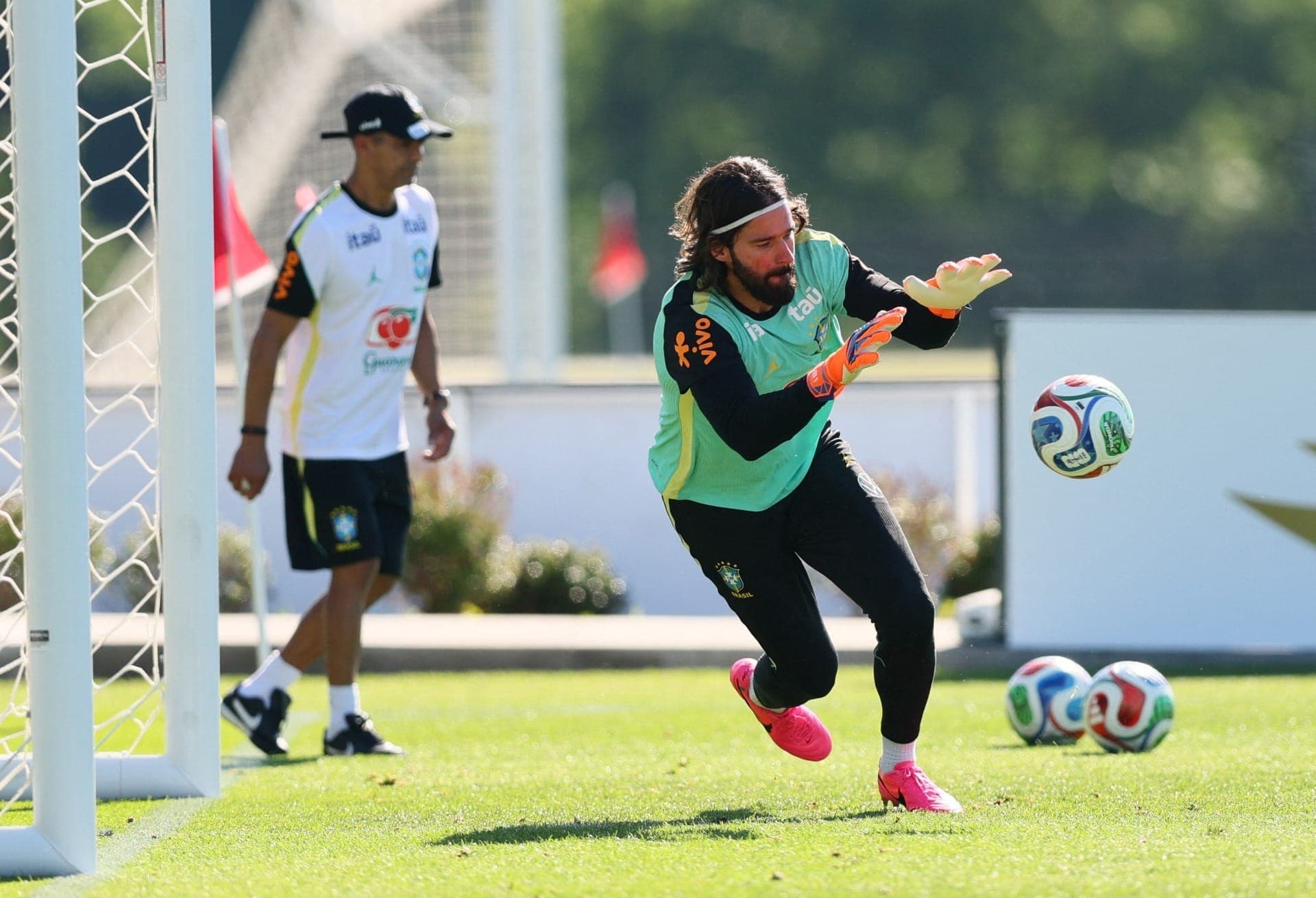 Alisson em ação durante o treino da Seleção Brasileira