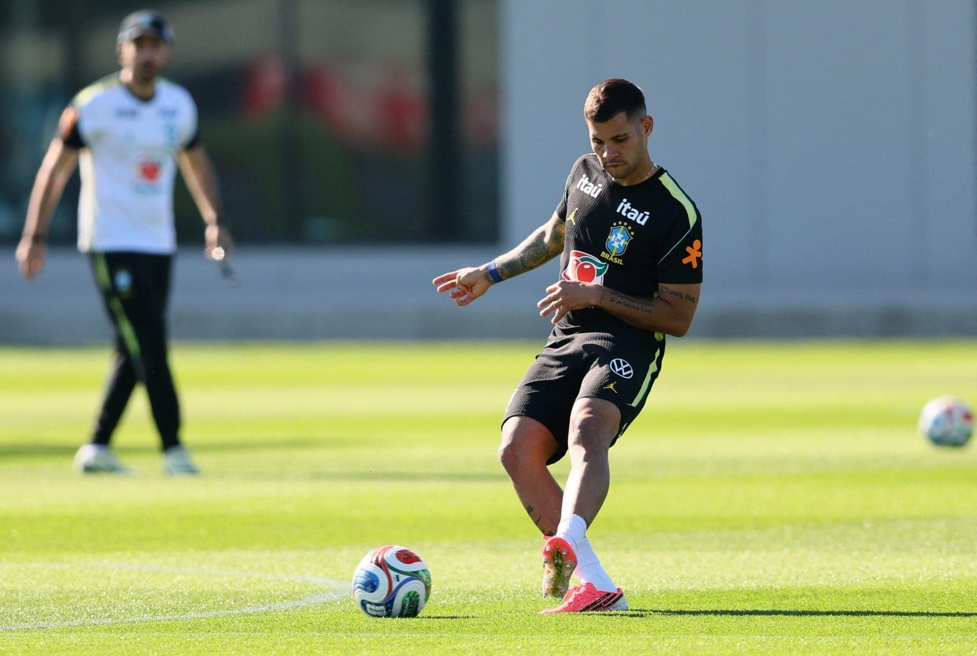 Bruno Guimarães em ação durante o treino da Seleção Brasileira