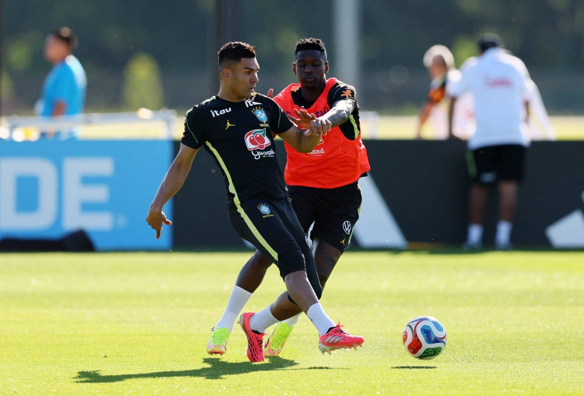 Casemiro e Luiz Henrique disputando a bola durante treino da Seleção Brasileira