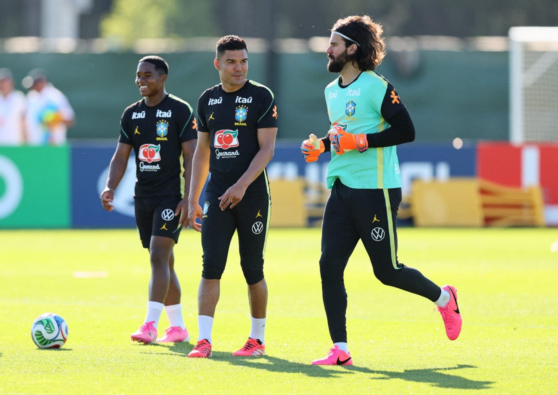 Endrick, Casemiro e Alisson no treino da Seleção Brasileira