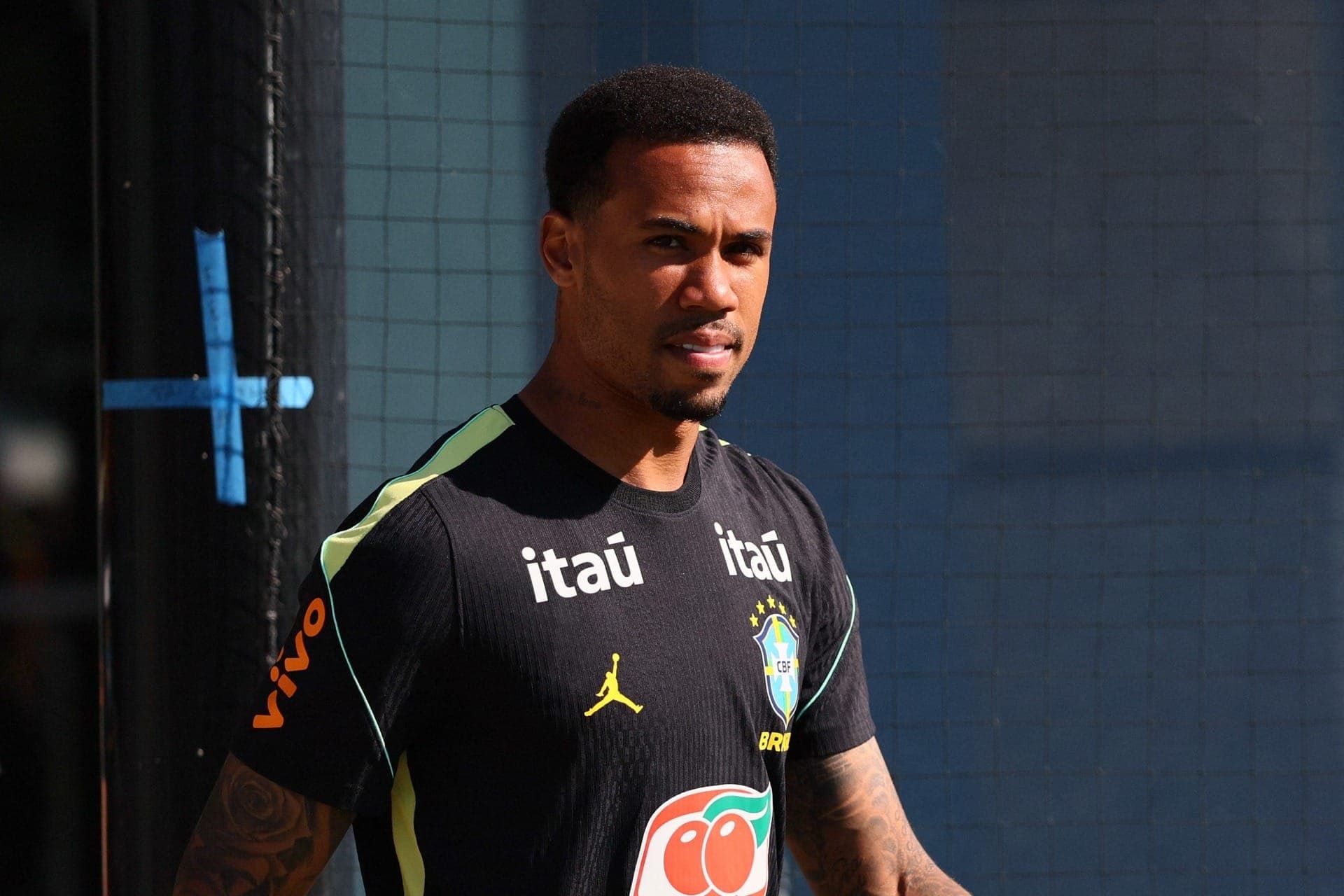 Gabriel Magalhães chegando no treino da Seleção Brasileira