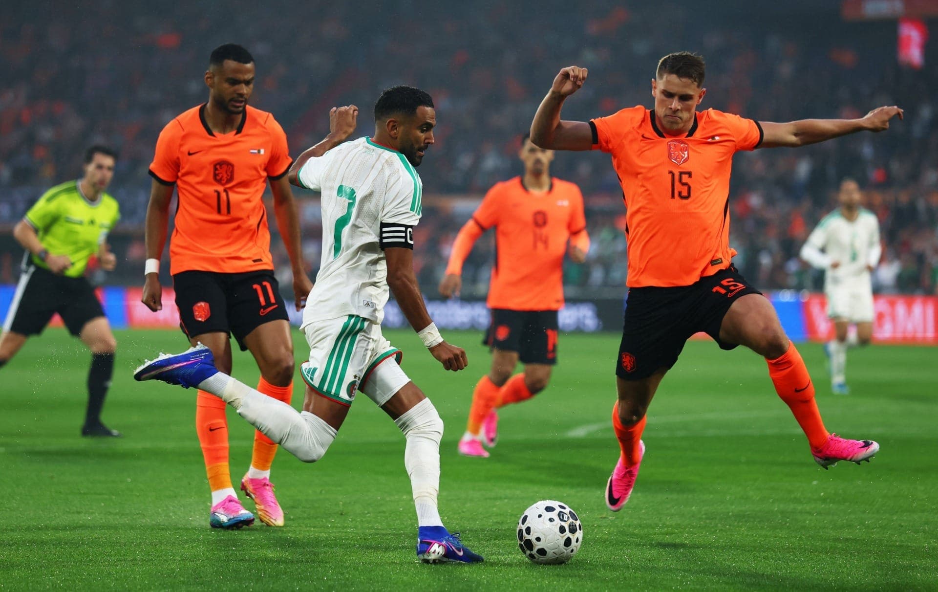 Holanda durante amistoso preparatório para a Copa do Mundo contra a Argélia