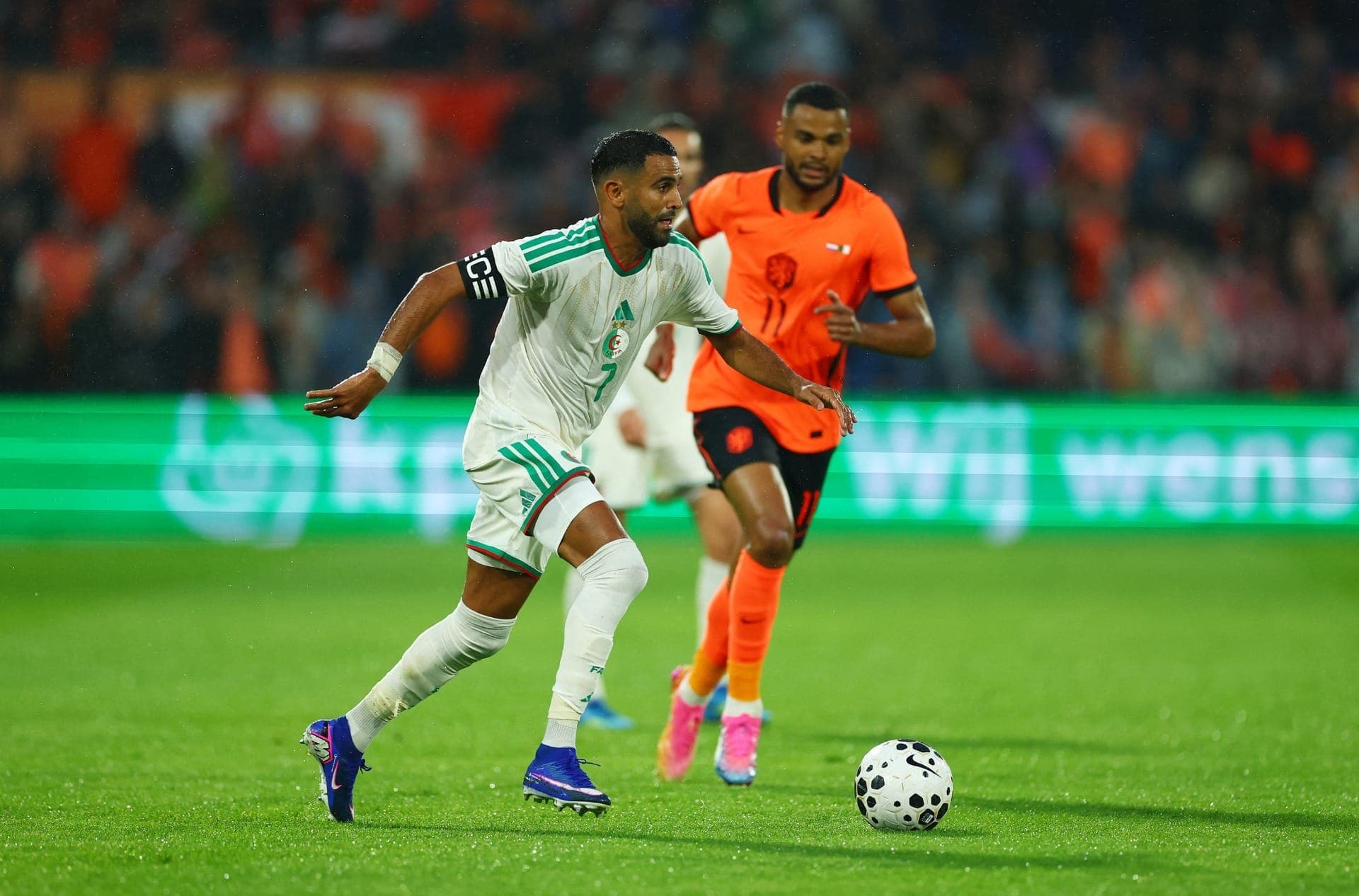 Holanda durante amistoso preparatório para a Copa do Mundo contra a Argélia