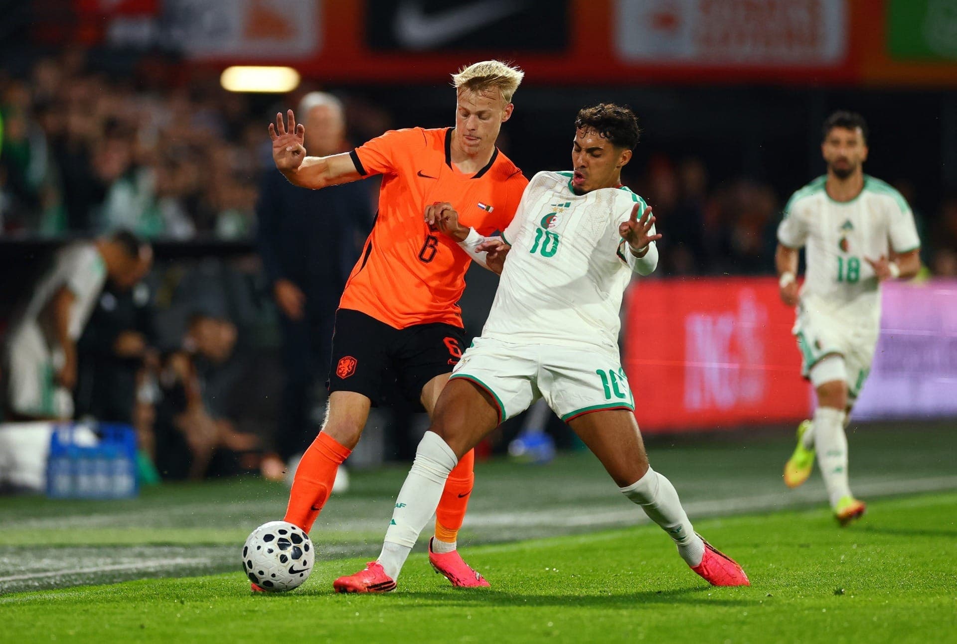 Holanda durante amistoso preparatório para a Copa do Mundo contra a Argélia