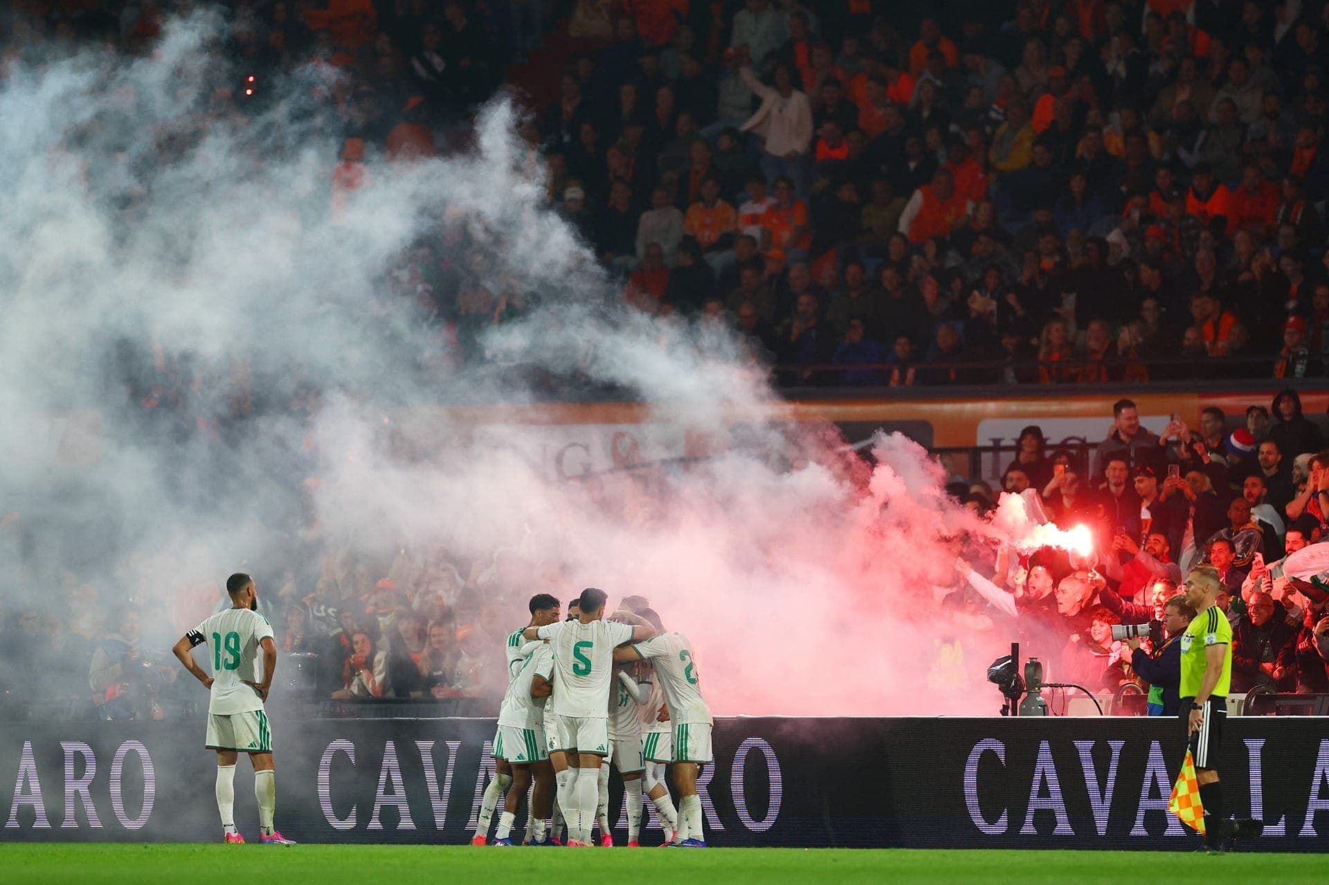 Holanda durante amistoso preparatório para a Copa do Mundo contra a Argélia