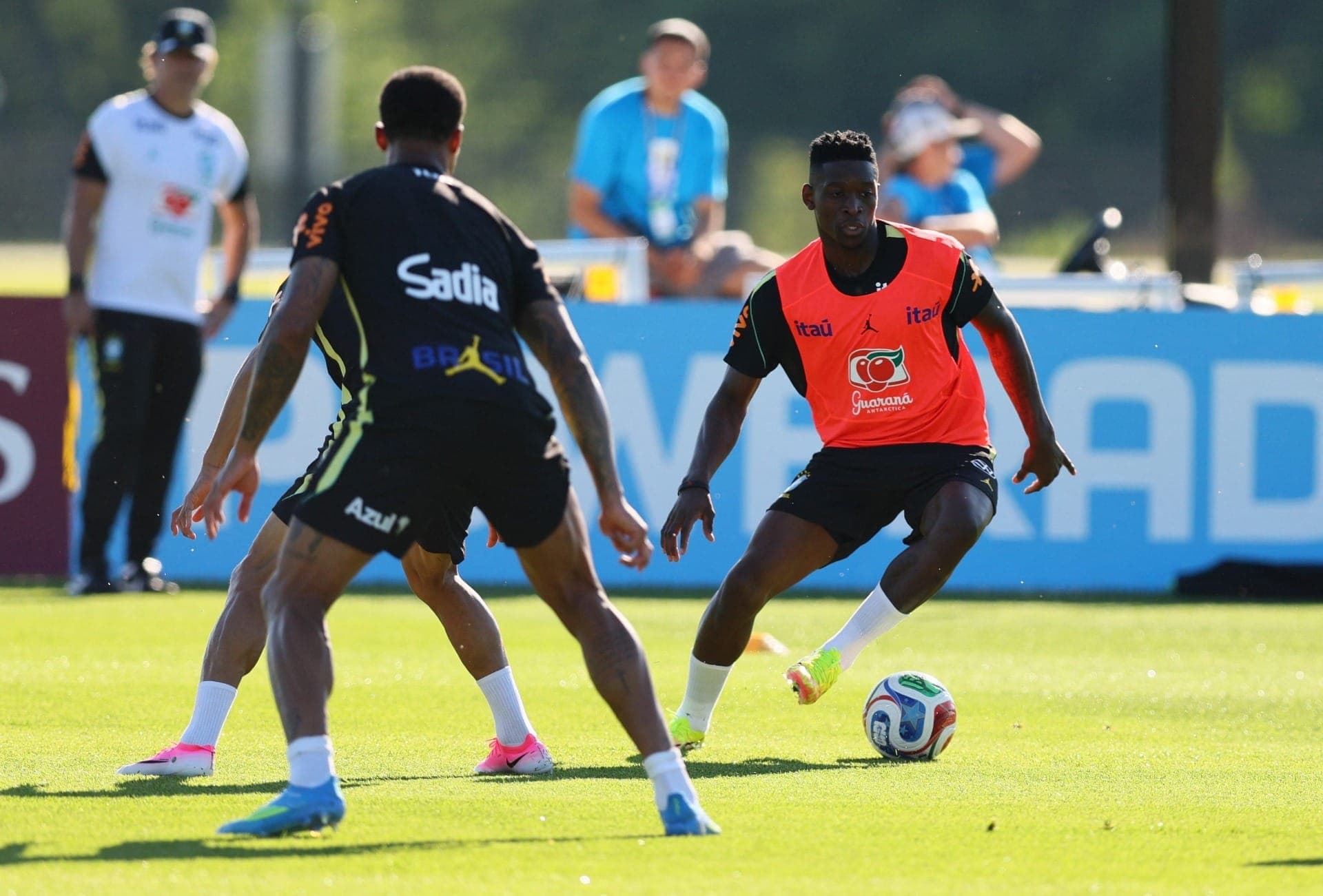 Luiz Henrique em ação durante o treino da Seleção Brasileira