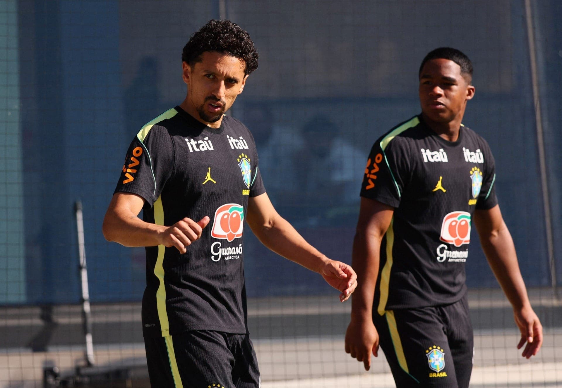 Marquinhos e Endrick chegando no treino da Seleção Brasileira
