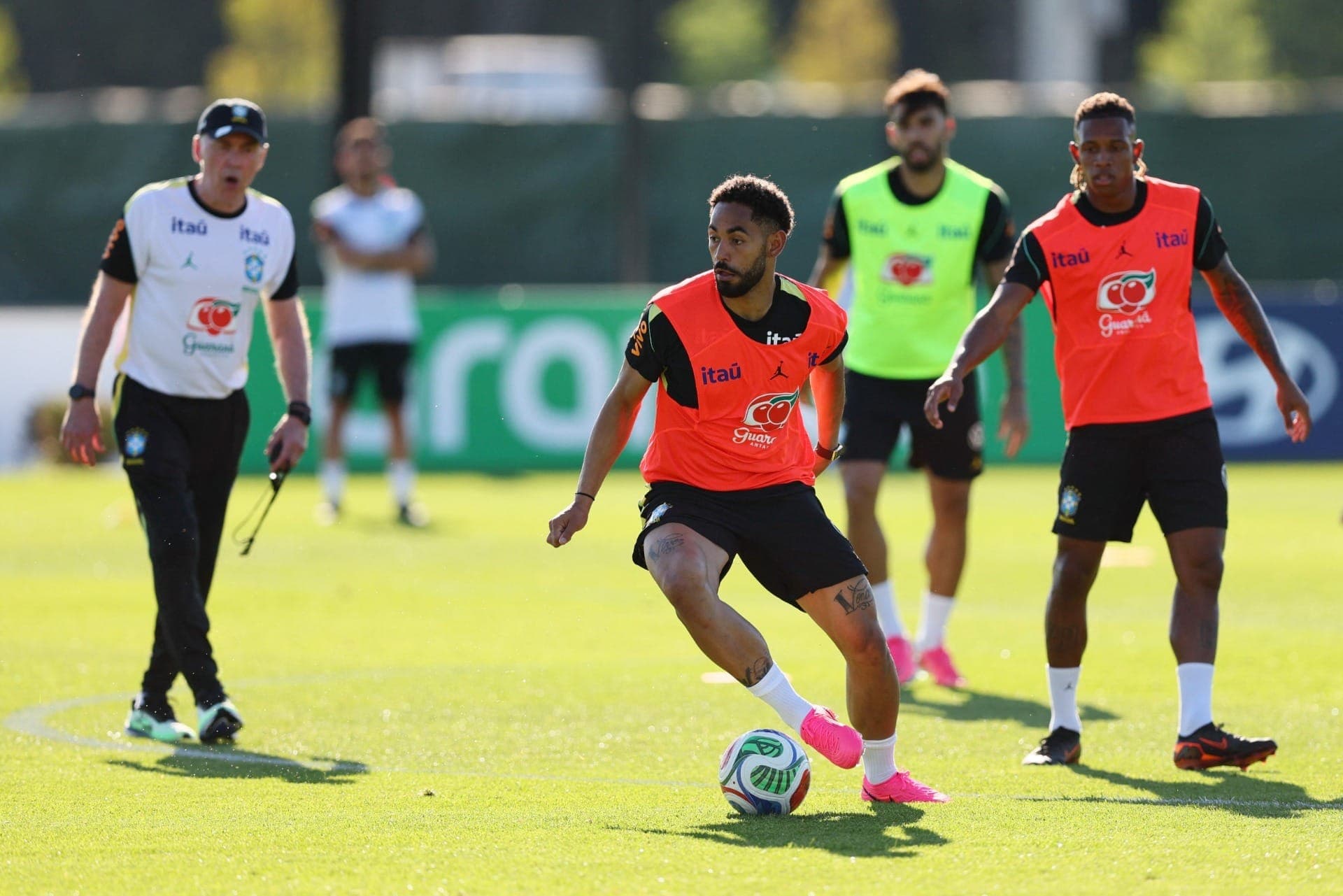 Matheus Cunha em ação durante o treino da Seleção Brasileira