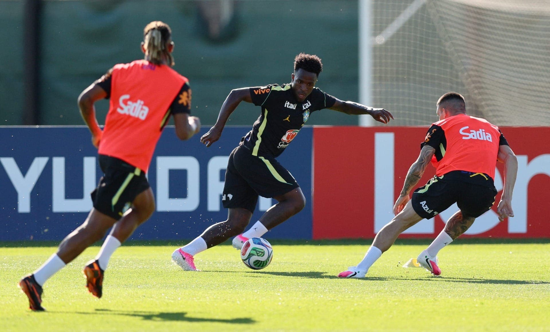 Vinicius Jr. em ação durante o treino da Seleção Brasileira