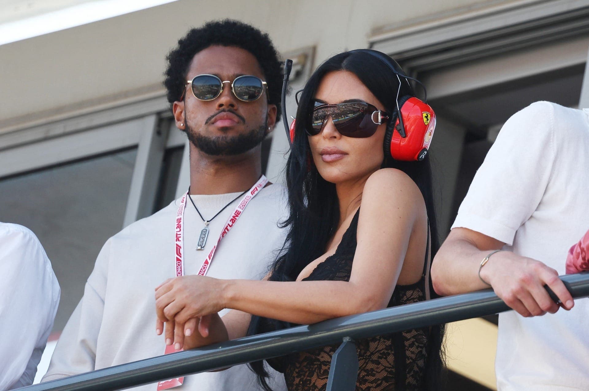 A presença de Kim Kardashian atraiu a atenção de fãs do casal antes da sessão de classificação