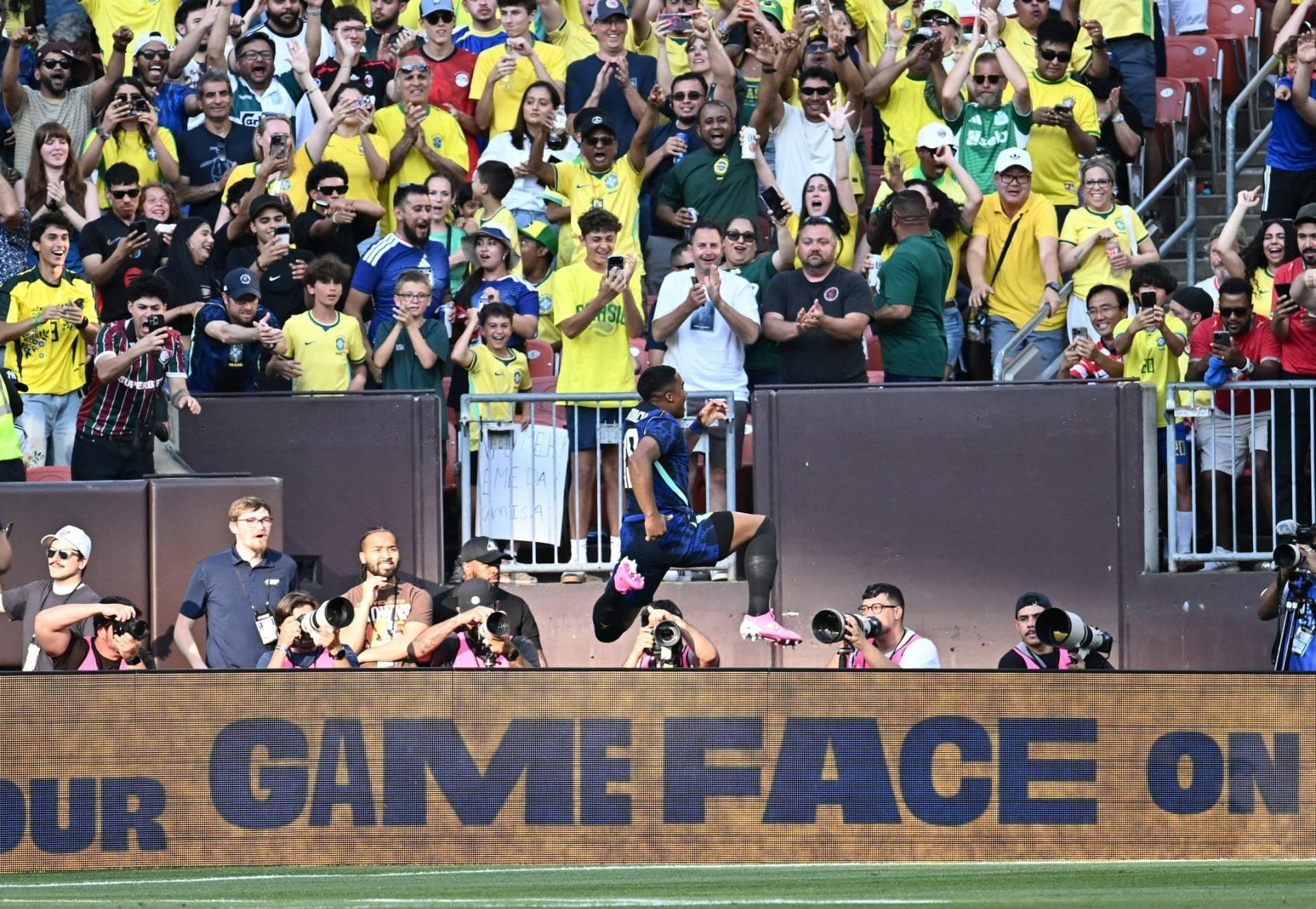 Endrick comemora gol