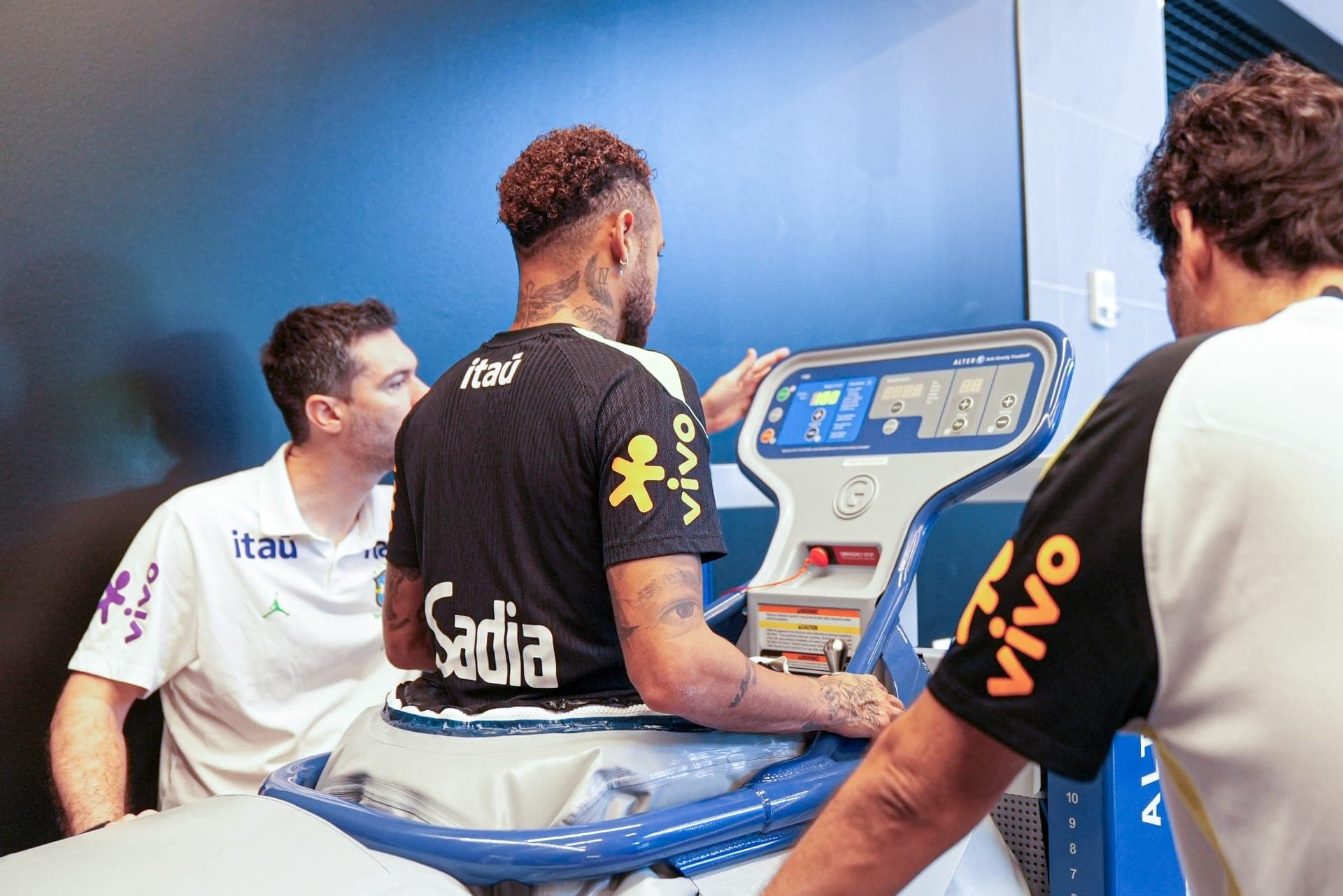 Neymar faz fisioterapia em Nova Jersey