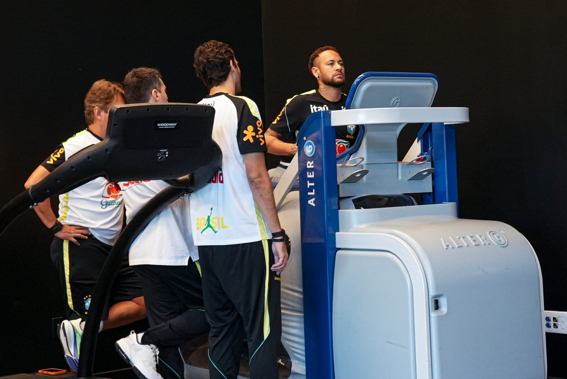 Neymar faz fisioterapia em Nova Jersey