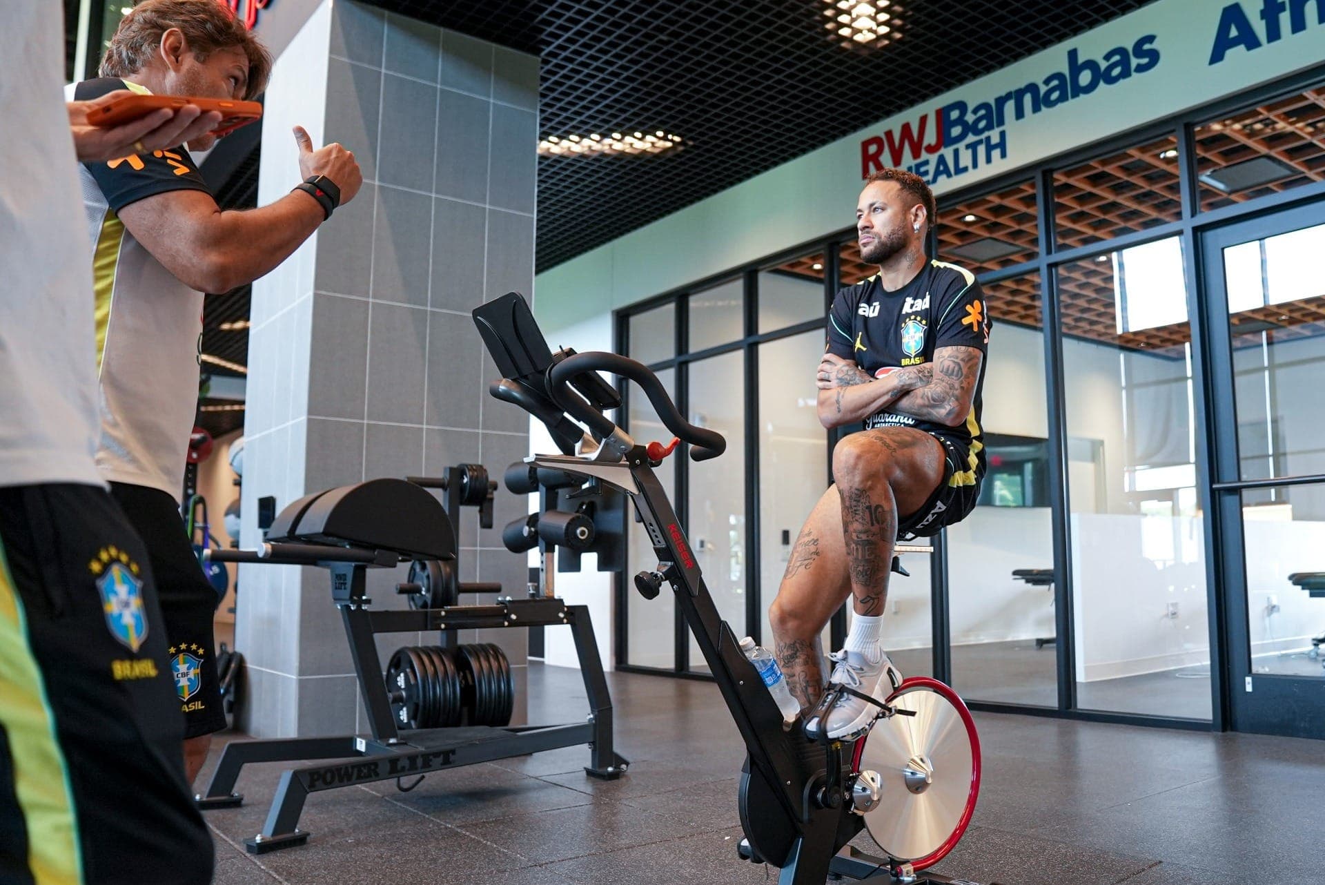 Neymar faz fisioterapia em Nova Jersey